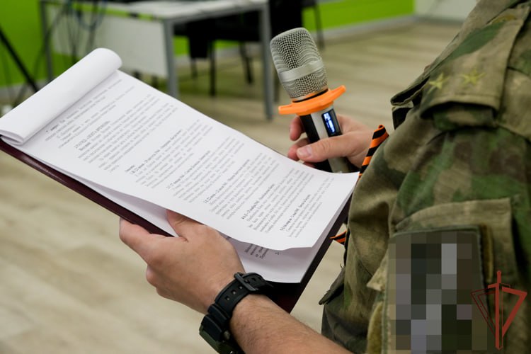 В Луганске росгвардейцы провели для молодёжи интеллектуальную игру, посвященную 80-й годовщине Победы В луганском Доме молодёжи военнослужащие Росгвардии, выполняющие задачи специальной военной операции в регионе, совместно с коллегами из территориального управления Росгвардии организовали и провели интеллектуальную игру, посвящённую 80-летию Великой Победы. В игре приняли участие команды Дома молодёжи и лицеисты подшефного Росгвардии Луганского гуманитарно-экономического лицея-интерната. Ребят ждало семь раундов, каждый из которых затрагивал различные темы периода Великой Отечественной войны: хронологию событий, главные сражения, великих полководцев, произведения культуры и искусства, а также другие интересные факты. В конце игры всех ждали памятные подарки и дипломы. Источник: Росгвардия Вконтакте Одноклаcсники