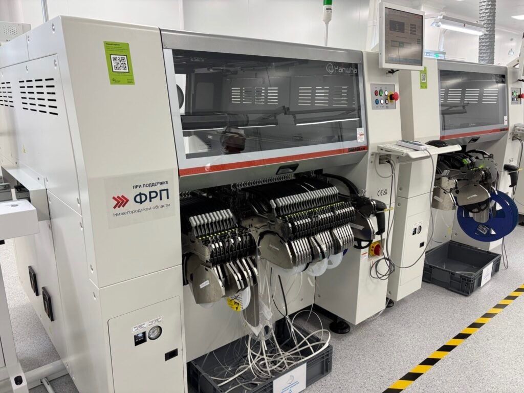 Нижегородская область первая в стране по сумме профинансированных проектов по программам федерального Фонда развития промышленности За 2025 год по программам федерального и регионального ФРП поддержку получил 41 проект нижегородских предприятий Общий объём привлечённых средств 14 6 млрд рублей из них 14 2 млрд рублей федеральное финансирование Региональный ФРП работает с предприятиями на всем жизненном цикле проекта помогает структурировать заявку сопровождает реализацию и доводит инициативы до запланированных результатов что напрямую влияет на качество и результативность поддержки Такой подход позволяет ежегодно улучшать результаты По итогам года объём льготных займов привлечённых нашими предприятиями составил около трети финансирования ФРП за весь период его работы в регионе  Всего поддержку получили 246 проектов на 45 9 млрд рублей а общий объём инвестиций запущенных благодаря Фонду превысил 85 млрд рублей 564 млрд рублей планируемая выручка предприятий Поддержка была оказана проектам из приоритетных для экономики региона отраслей машиностроения химической и нефтехимической промышленности металлургии легкой промышленности производства электрического оборудования        Все меры поддержки в центре Мой бизнес 8 800 301 29 94