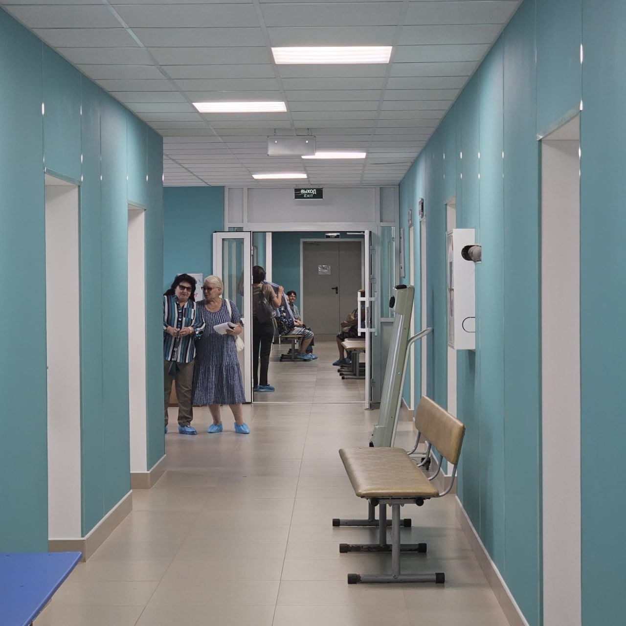 Лечебный корпус межрайонной больницы в Александровске-Сахалинском преобразили В здании впервые с 1972 года провели капитальный ремонт. Обновления затронули все внутренние помещения лечебного корпуса: везде заменены инженерные коммуникации, выполнены отделочные работы. Это стало возможным благодаря национальному проекту «Продолжительная и активная жизнь», инициированному президентом Владимиром Путиным. Мы стремимся сделать островные учреждения здравоохранения максимально комфортными и современными, обеспечить их всем необходимым. В этом году в рамках президентской инициативы нам предстоит капитально отремонтировать еще несколько объектов. Это участковая больница в Горнозаводске, поликлиники в Ногликах, Южно-Курильске, Курильске и Аниве, — рассказал председатель правительства Сахалинской области Алексей Белик. Также масштабные ремонтные работы идут и в местной поликлинике. ——— : Прислать нам новость: