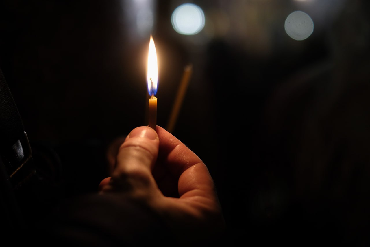 Спортивный журналист Иван Ушницкий скончался 10 января Спортивная и журналистская общественность республики понесла тяжелую утрату 10 января скончался Иван Петрович Ушницкий заслуженный работник культуры Якутии член Союзов журналистов и писателей России лауреат престижных премий Его имя неразрывно связано с историей якутского спорта который он прославлял своим пером Иван Ушницкий был настоящим подвижником и патриотом родной земли Особое место в его творчестве занимала спортивная журналистика Он с глубокой любовью и пониманием писал о спортсменах и тренерах внеся неоценимый вклад в развитие и популяризацию физической культуры в республике Его материалы о якутской вольной борьбе стали классикой жанра и помогли укрепить престиж региона на всероссийской и мировой арене Коллеги друзья и все спортивное сообщество Якутии скорбят об уходе этой выдающейся личности Светлая память об Иване Петровиче талантливом журналисте писателе и искреннем человеке навсегда останется в сердцах тех кто знал его и читал его вдохновляющие работы Фото Килькин Артем