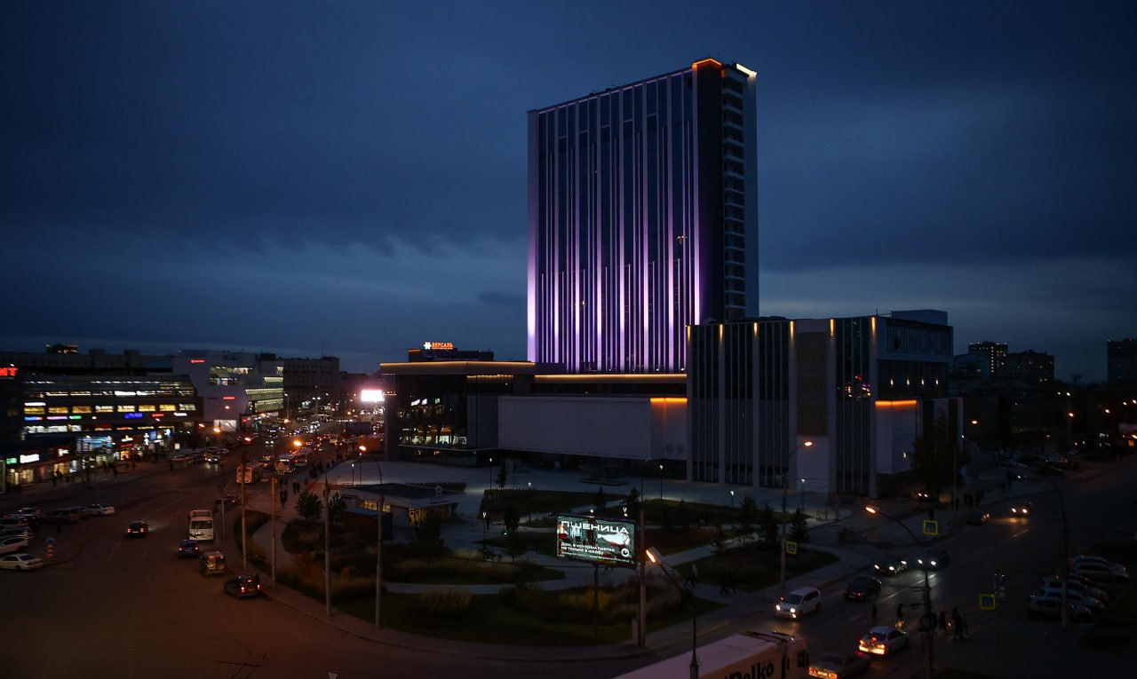 Когда достроят гостиницу Турист прогноз от мэрии Новосибирска В 2026 году в Новосибирске планируют завершить пять долгостроев Помимо двух домов на Титова и Дуси Ковальчук закончат работы в здании с торговыми помещениями в Горском микрорайоне в учебном центре на улице Кошурникова планируют ввести и гостиницу Турист на проспекте Карла Маркса Ещё три объекта по прежнему остаются незавершёнными Муниципалитет продлил разрешение на строительство отеля и автостоянки у аквапарка магазина напротив ТЦ Мега и торгово развлекательного комплекса на улице Танковой По каждому такому объекту должно быть найдено индивидуальное решение Во первых долгострои это неприглядный вид города Во вторых это интересы жителей дольщиков инвесторов подчеркнул мэр Максим Кудрявцев на оперативном совещании сегодня 9 декабря Подписаться на канал