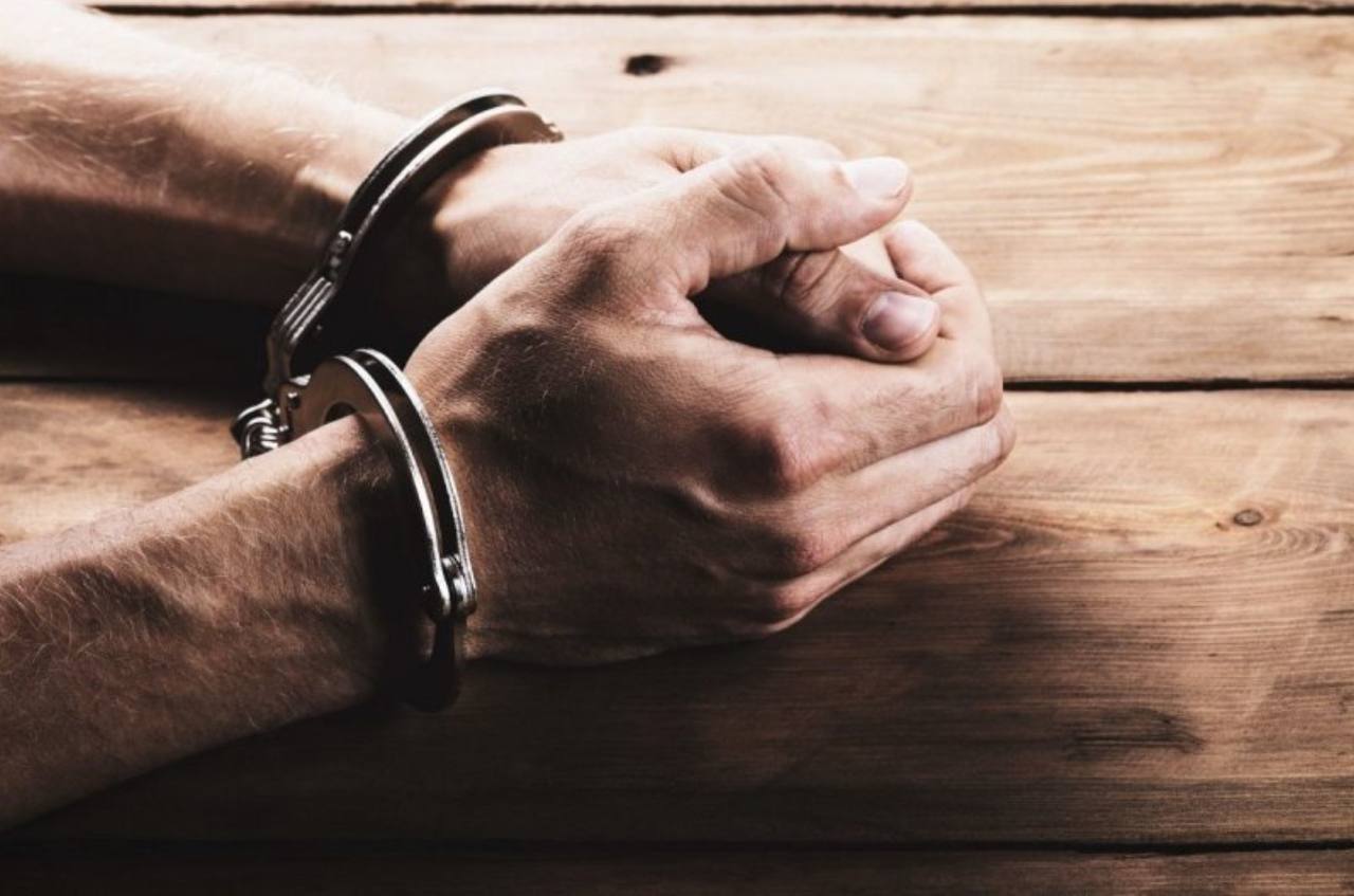 Череповчанин до смерти избил сожительницу в течение нескольких дней Трагедия произошла в мае в городе металлургов 33 летний мужчина в течение нескольких дней избивал 43 летнюю сожительницу во время совместного распития алкоголя в квартире на ул Краснодонцев В итоге женщина получила смертельные травмы несмотря на вызванных медиков В содеянном череповчанин признался Ранее он был судим за насилие и кражи сейчас он находится под стражей Дело передано в суд сообщает СК РФ по Вологодской области