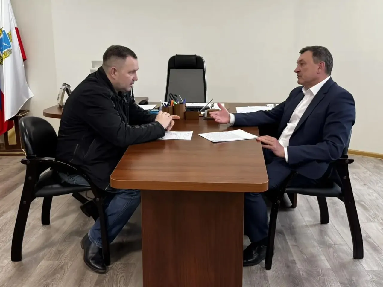 Саратовский зампред отметил целеустремленность участника СВО Заместитель председателя правительства Саратовской области Сергей Егоров встретился с финалистом региональной программы Наши герои Александром Родиным Продолжая службу в рядах российской армии участник кадрового проекта успевает раскрывать свои профессиональные навыки в системе государственного управления Целеустремленность ветерана боевых действий и его желание развиваться позволят быстро освоить новые компетенции рассказал Егоров который является для участника спецоперации наставником Напомним программа Наши герои действует по инициативе главы региона Романа Бусаргина по аналогии с федеральным проектом президента России Время героев