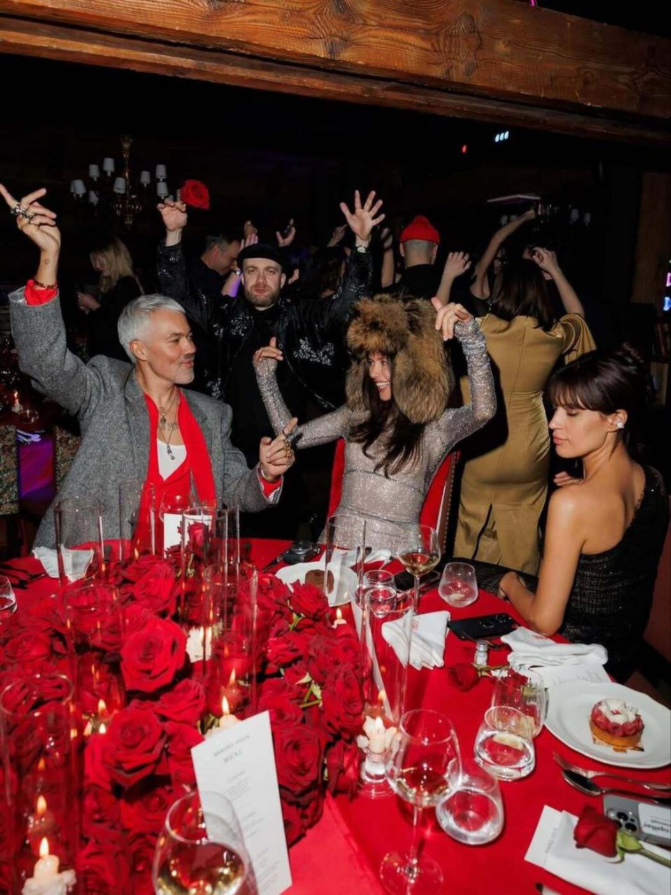 А мы то думали что будет сложно переплюнуть Монохром с его антироссийскими высказываниями Но нашёлся реальный претендент Скандал вокруг пресс тура Rendez vous набирает обороты Компания с размахом отметила юбилей 25 лет бренда и 16 лет существования бутика в Куршевеле На праздник пригласили знаменитых участниц голой вечеринки Ксению Собчак Оксану Самойлову Александра Рогова и других селебрити Видео с частными джетами французскими пейзажами и шампанским возмутили постоянных клиентов и сотрудников компании Сегодня владелицей магазина Рандеву является Бахчинян Мариам Арестаковна бойкот