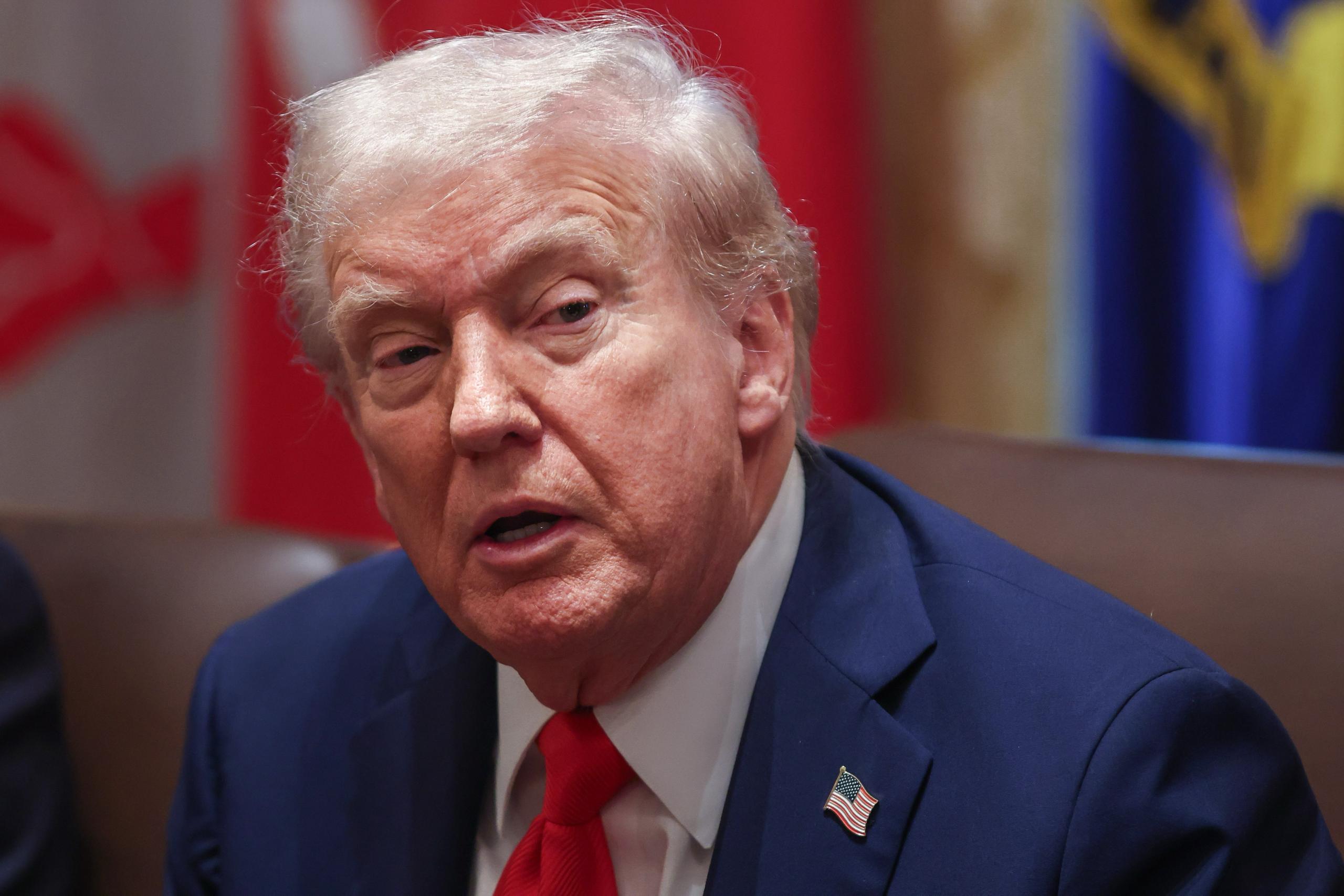 Дональд Трамп выразил уверенность в том что Владимир Путин урегулирует конфликт на Украине По словам главы Белого дома он действительно считает что президент РФ выглядел бы великолепно если бы ему удалось урегулировать ситуацию И я думаю что он это урегулирует Но мы все равно будем действовать А если он не урегулирует для него это плохо кончится заявил Трамп
