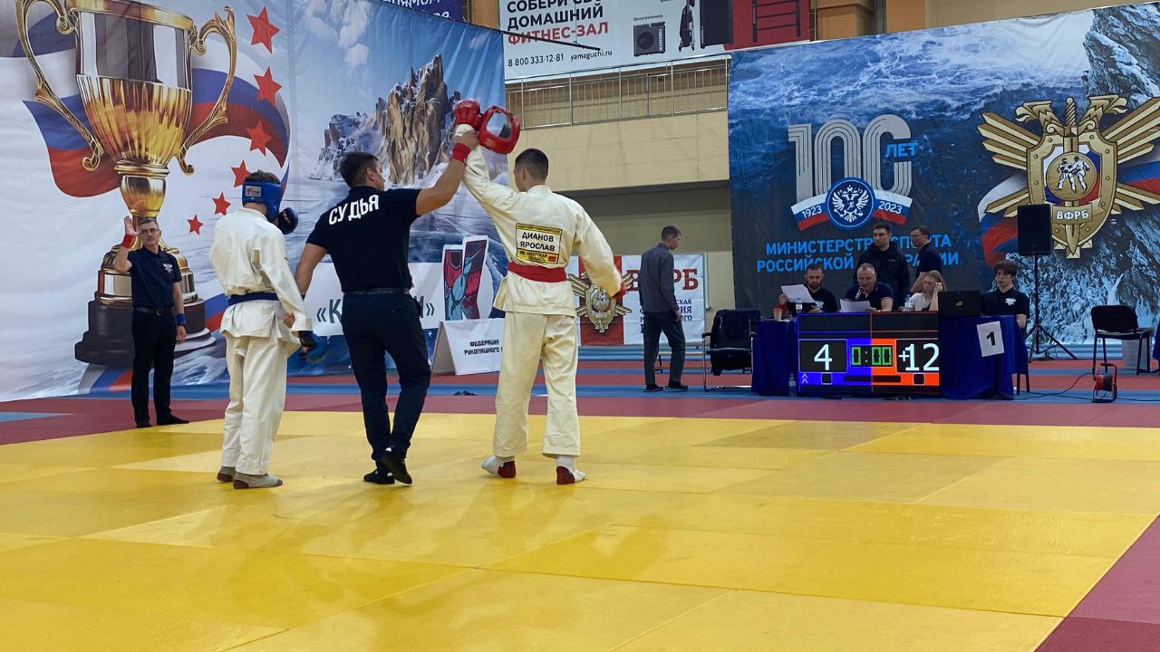 Амурские спортсмены по рукопашному бою - в медалях всероссийских соревнований “Кубок Байкала”. Статусный турнир завершился в Иркутске. Он собрал более 370-ти атлетов из 23-х регионов страны! Амурская область была представлена 22-мя спортсменами из Благовещенска, Белогорска и Завитинска. Бои для наших спортсменов выдались сильными и очень конкурентными. Они проходили на трех коврах. После двух дней выступлений копилка нашей сборной пополнилась на 11 медалей! Первое место завоевали Егор и Лев Горошко, Макар Третьяк Все -Белогорск , Ярослав Дианов Завитинск Серебряными призёрами стали Александр Верещагин Благовещенск , Семён Сафронов, Иван Мороз, Захар Кондратенко все -Белогорск На третью ступень пьедестала почёта поднялись Макар Баринов, Иван Кондратенко и Яков Пушкаренко все — Белогорск Показанные результаты позволили команде Амурской области занять второе общекомандное место! Параллельно в Иркутске проходил второй этап чемпионата России “Кубок Байкала”, на котором Николай Лебедев стал победителем в своей весовой категории. Министерство по физической культуре и спорту Амурской области поздравляет победителей и призёров, а также их наставников с успешным выступлением на соревнованиях всероссийского масштаба!