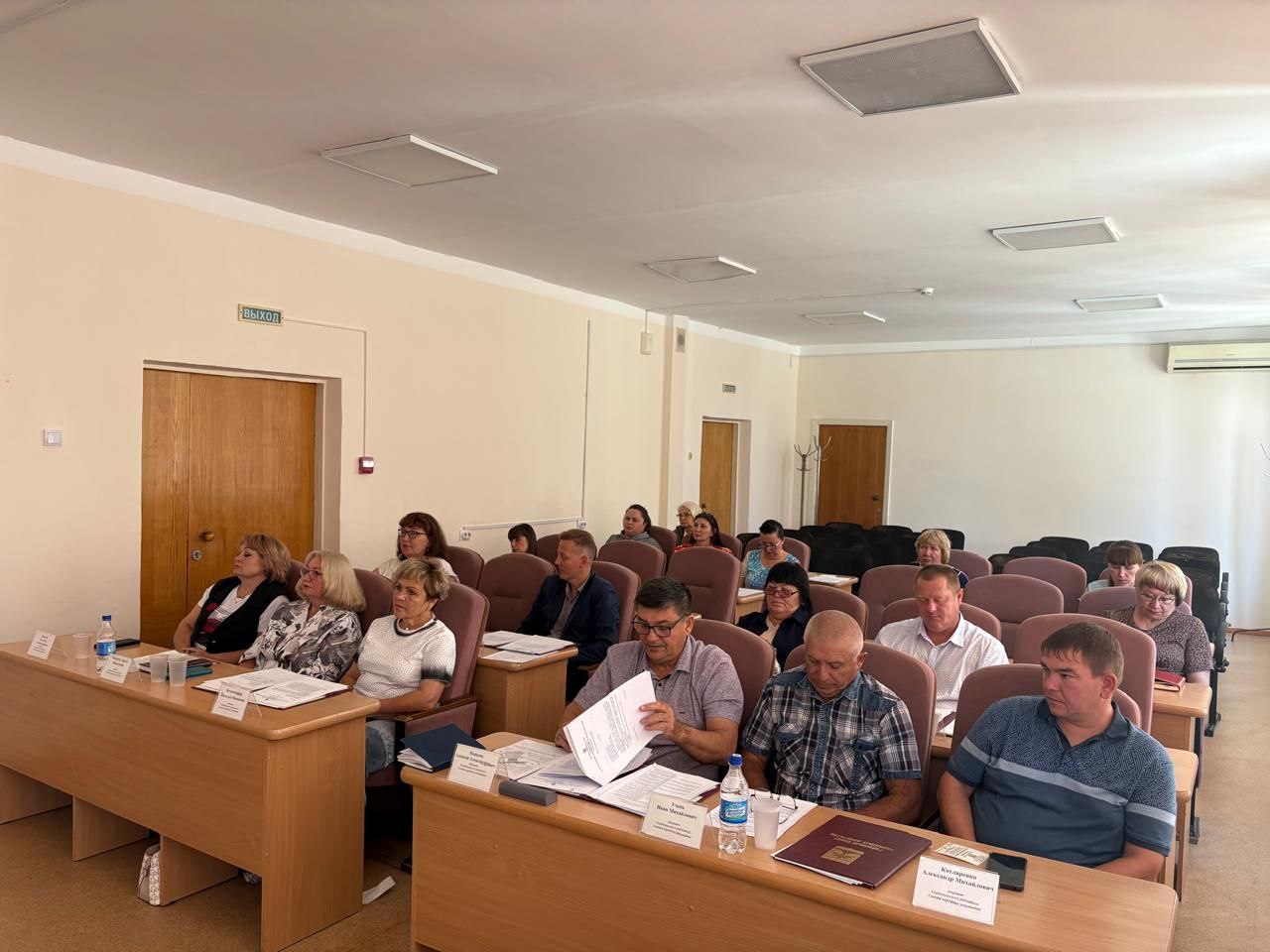 Заседание Свободненского райсовета корректировка бюджета Сегодня прошла очередная 24 я сессия Свободненского районного Совета народных депутатов VII го созыва Рассмотрено десять вопросов повестки дня Основные решения сессии касаются внесения поправок в районный бюджет текущего года Выделено дополнительно 7 миллионов рублей на проведение капитального ремонта крыши детского сада п Орлиный и Юхтинской школы а также на текущий ремонт образовательных учреждений школ п Орлиный с Черниговка и Усть Пера Кроме того выделили 25 миллионов рублей муниципальным образованиям района на ликвидацию несанкционированных свалок Также внесены поправки относительно предоставления дополнительной социальной помощи ветеранам Великой Отечественной войны а молодые специалисты муниципальных образовательных организаций Свободненского района будут получать единовременную выплату в размере четырёхсот тысяч рублей