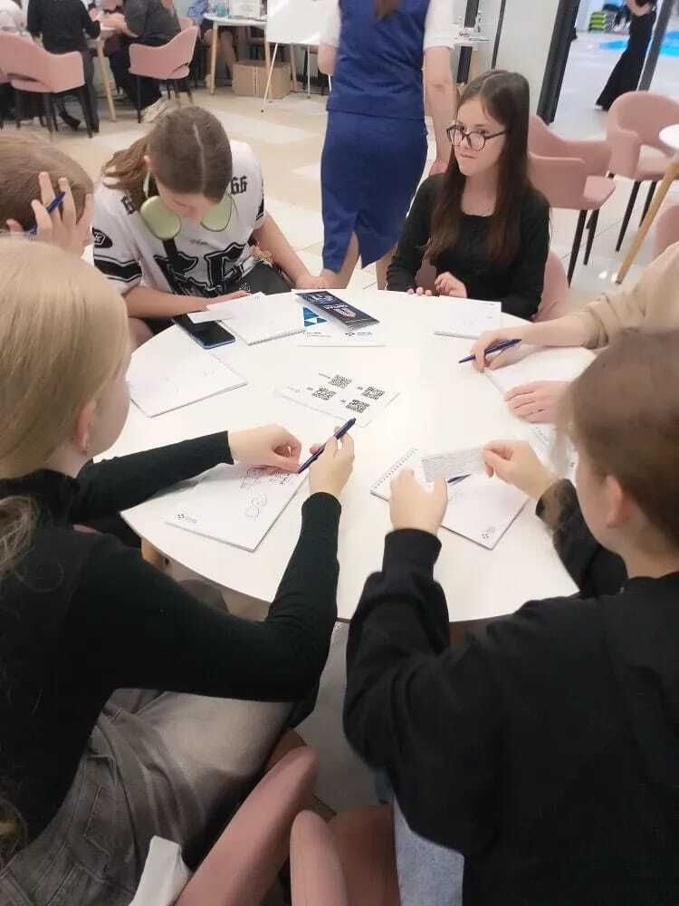 Наши школьники из Высоцкого Ореховки Просянки и Рогатой Балки 7 ноября приняли участие в увлекательном краевом образовательном фестивале профессий Его организовало региональное министерство труда и социальной защиты населения при поддержке Северо Кавказского федерального университета чтобы помочь молодёжи определиться с профессией В течение двух дней в музейно выставочном комплексе Россия Моя история участники знакомились с приоритетными профессиями региона узнали о рынке труда и возможностях для профессионального развития Ребята посетили интерактивные презентации ведущих вузов и колледжей поучаствовали в мастер классах от представителей различных отраслей прошли профессиональное тестирование и получили индивидуальные консультации А погрузиться им в реальную производственную среду помогли современные технологии Этот фестиваль стал отличной возможностью для молодёжи сделать первый шаг к своей будущей профессии ПетровскийМО образованиеАПМО ОтделобразованияАПМОСК