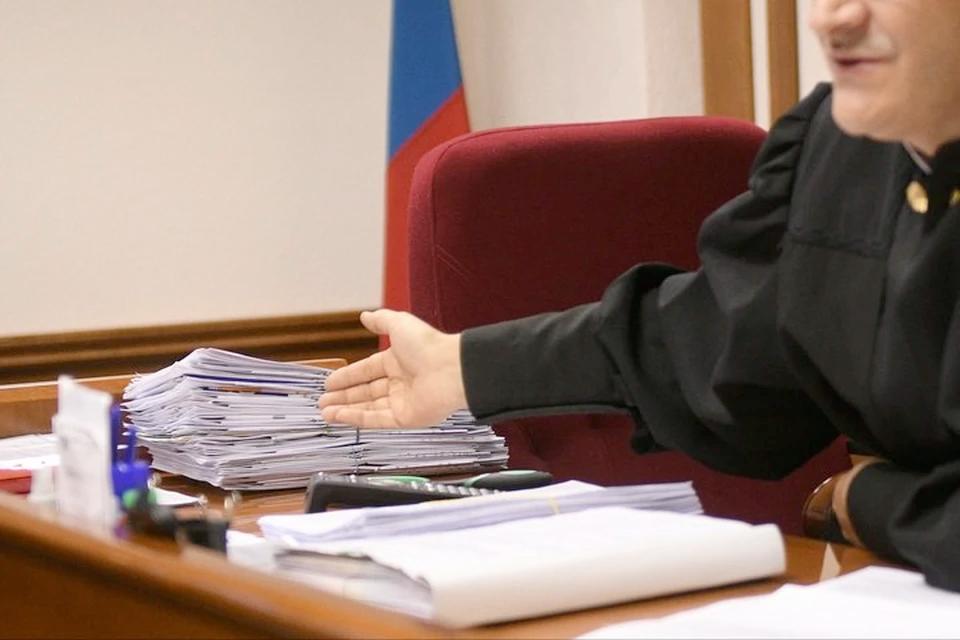 Ветеран войны в Херсонской области получила соцвыплату благодаря прокуратуре Прокуратура Нижнесерогозского округа помогла 94-летней жительнице региона восстановить право на социальную поддержку. В Соцфонде ей отказывали в соцвыплате, полагающейся ветерану войны. - Проверка показала, что женщина, являющаяся участницей Великой Отечественной войны, должна была получить единовременную выплату по закону. Однако из-за неполного пакета документов ей было отказано в получении средств, – сообщает прокуратура Херсонской области. Надзорное ведомство потребовало от ответственной организации – управления Социального фонда РФ по Херсонской области – разъяснить причины отказа. После обращения прокуратуры СФР пересмотрел решение и выплатило ветерану положенную ей материальную помощь в размере 55 тысяч рублей.