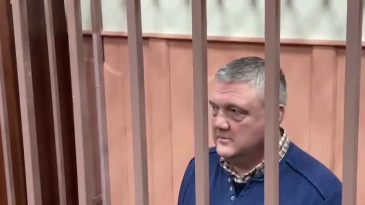 Завершено расследование дела экс-главы Самарского МЧС О. Бойко Бывший начальник ГУ МЧС России по Самарской области скоро попадёт по суд. Расследование коррупционного дела в отношении Олега Бойко подошло к концу. Сейчас самарский генерал находится в Москве, в СИЗО. Недавно Басманный суд продлил срок его ареста по ходатайству следствия. Напомним, Олега Бойко обвиняют во взятке в особо крупном размере. По предварительной версии, он получил 25 миллионов рублей от коммерсантов за содействие при выполнении работ в сфере организации пожарной безопасности. В октябре 2024 года по делу экс-главы областного МЧС задержали ещё 6 человек. Их этапировали в Москву. А в Самаре в третей декаде апреля началось судебное слушание по делу коммерсанта Яна Гущина, именно он, по версии следствия, передал 25 миллионов рублей за помощь получения документов по пожарной безопасности. Теперь и сам Олег Бойко должен попасть на скамью подсудимых, его уголовное дело завершено. : Вести. Дежурная часть