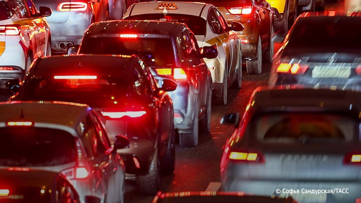 Москва встала в 9 балльных пробках из за снегопада Это следует из данных сервиса Яндекс пробки При этом цены на такси выросли практически в 3 5 раза на фоне снегопада и высокого спроса Фото и информация ТАСС