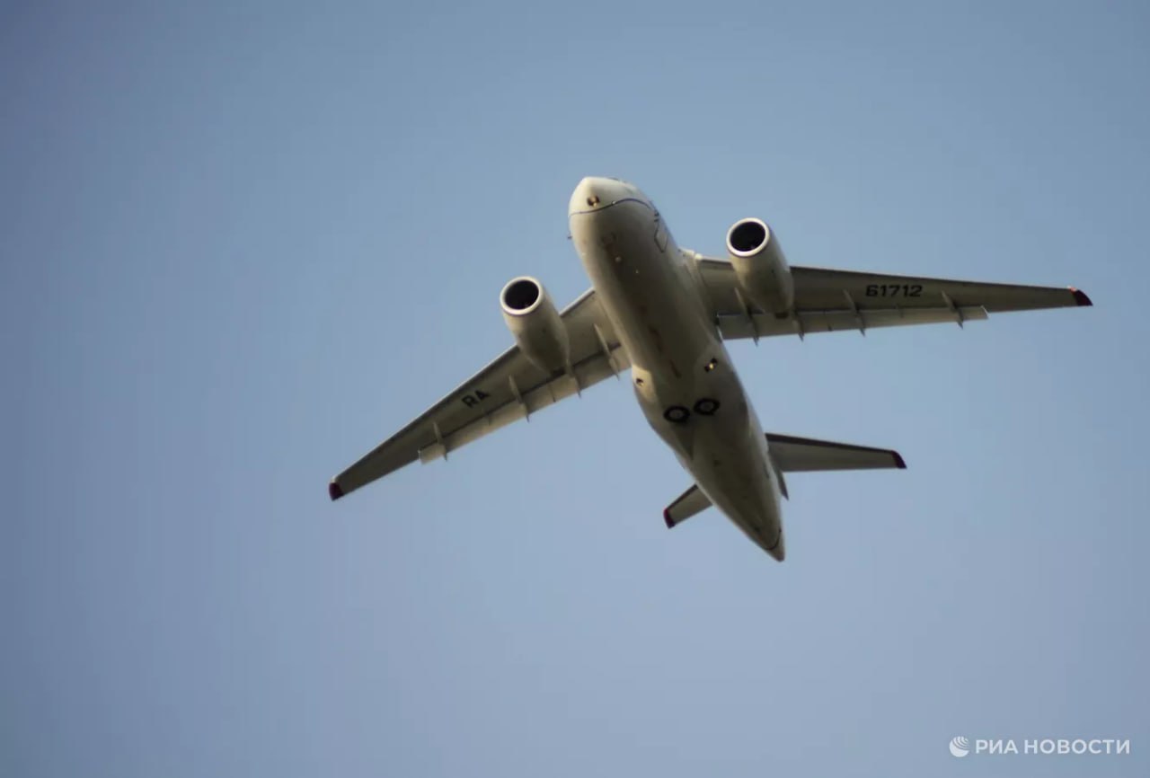 Сингапур первым в мире введет дополнительный сбор за экологичное авиатопливо для пассажиров самолетов вылетающих из страны передают местные СМИ Эта норма заработает с 1 октября следующего года Величина сбора будет варьироваться от 0 77 до 31 93 Сумма будет включена в стоимость билета однако авиакомпании должны будут ее указывать отдельной строкой При этом дополнительный сбор не будут платить пассажиры которые путешествуют транзитом еще это не затронет благотворительные и гуманитарные рейсы Таким методом там хотят достичь цели по увеличению доли экологически чистого авиационного топлива в самолетах Подписаться на РИА Новости экономика Все наши каналы