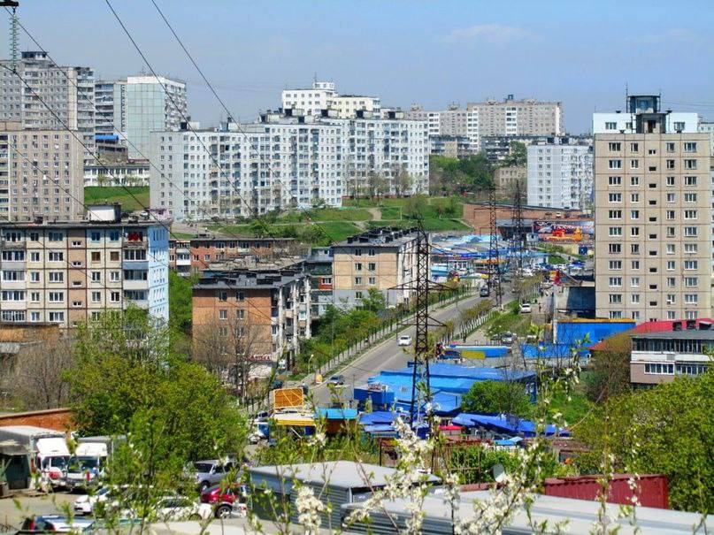 Завтра во Владивостоке на Тихой пройдут съемки фильма про бандитов «Обнальщик». Сегодня съемка проходила на Русском острове. Жителей и гостей Владивостока предупредили о кратковременных ограничениях движения на дорогах в районе бухты Тихая. 7 и 8 июня здесь пройдут съемки многосерийного фильма «Обнальщик». Организаторы точное время не называют, но обещают, что перекрытия будут недолгими, до 30 минут. А 9, 10 и 11 июня на территории рыбацких эллингов на Космонавтов, 17в также запланированы съемочные мероприятия. В связи с этим проход на территорию пляжа вдоль скал будет временами ограничен.