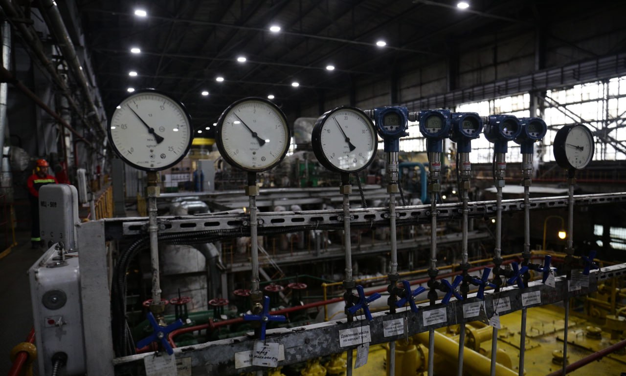 Новый котёл запустят на ТЭЦ 3 к концу 2029 года Строительство котла и электрофильтра станет первым вводом новых теплогенерирующих мощностей в Новосибирске со времён СССР На станции уже начали подготовку к масштабному проекту На первом этапе предстоит продумать основные технические решения Сделать это планируют к маю 2026 года По словам директора Новосибирской ТЭЦ 3 Андрея Бабенкова сейчас готовят необходимые техзадания в ближайшее время определят подрядчиков на проектирование и строительство Капитальные затраты на объект предварительно оценивают в 24 4 млрд рублей Новый котёл увеличит мощность турбогенераторов на 30 МВт тепловая мощность вырастет на 191 Гкал ч Подписаться на канал