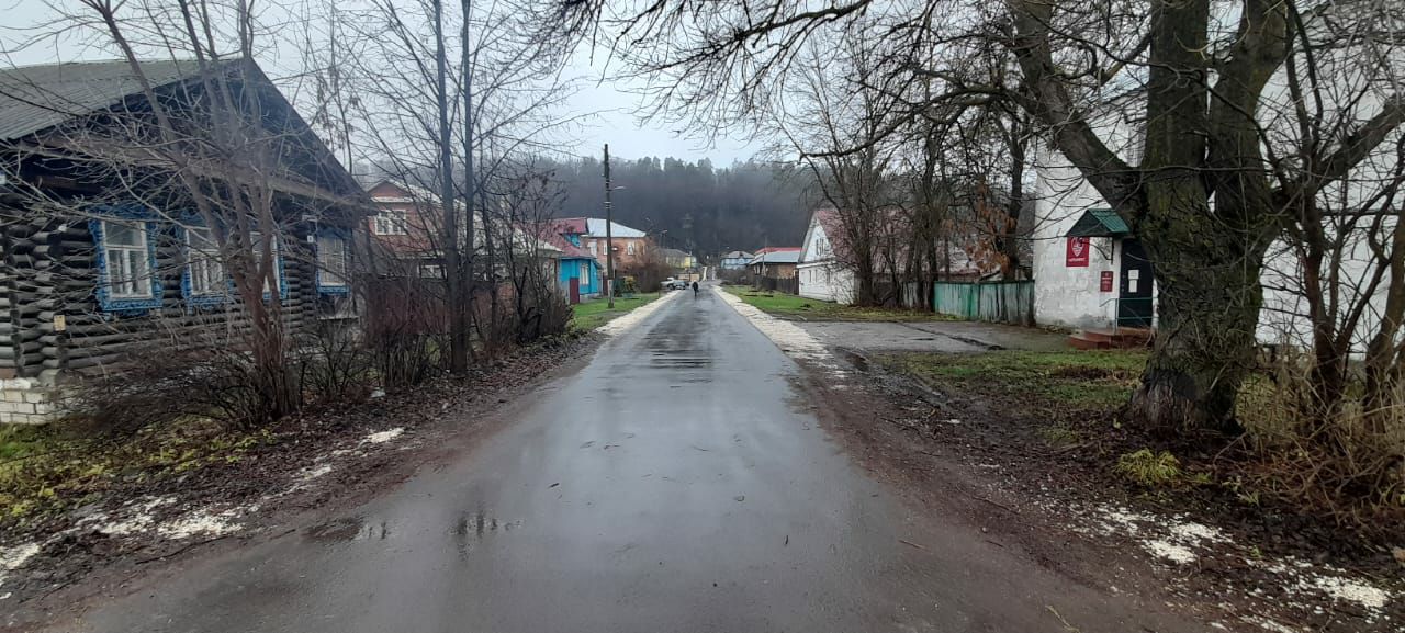 В Гороховце после вмешательства прокуратуры восстановлено поврежденное дорожное полотно Прокуратурой Гороховецкого района проведена проверка по заявлению местных жителей обратившихся на личный прием к заместителю прокурора области по вопросу ненадлежащего состояния дорожного полотна В ходе надзорных мероприятий доводы заявителей нашли своё подтверждение установлено что дорога по пер Пушкинский от пересечения с ул Ленина до пересечения с ул Луначарского находилась в неудовлетворительном состоянии на ней имелись многочисленные повреждения покрытия в виде выбоин и ям Указанный участок дороги проходит в исторической части города в связи с чем выявленные нарушения не только увеличивали риск дорожно транспортных происшествий несли угрозу причинения вреда жизни здоровью и имуществу граждан но и негативно влияли на туристическую привлекательность старинного города на Клязьме Данные обстоятельства повлекли незамедлительное вмешательство надзорного ведомства в решение указанной проблемы По результатам внесенных актов прокурорского реагирования права жителей на транспортную безопасность восстановлены дорожное полотно приведено в соответствие с требованиями безопасности