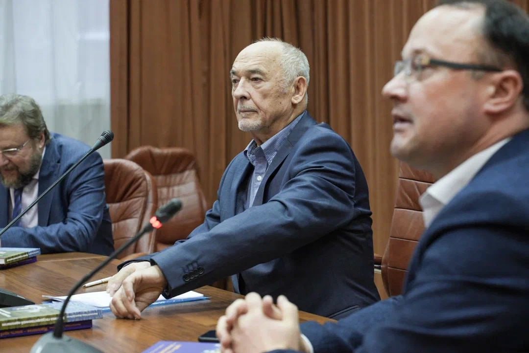 Разработчик конституции Уральской республики ушёл в отставку с поста советника свердловского губернатора 78 летний Анатолий Гайда ушёл с должности которую занимал последние 12 лет Гуляю по лесу готовлю огород к зиме занимаюсь домашними делами Думал что будет сложно отойти от политических дел но нет оторвался как лист от ветки и полетел сказал Гайда информагентству Ura ru Анатолий Гайда был назначен советником губернатора Свердловской области в октябре 2013 года В указе говорилось что Гайда будет советником до окончания полномочий Евгения Куйвашева В разное время Гайда работал директором Института философии и права УрО РАН занимал должность замруководителя администрации губернатора Свердловской области совмещал с должностью директора департамента внутренней политики также был первым замруководителя администрации Свердловской области и депутатом Заксобрания где занимал пост председателя комитета областной думы по вопросам законодательства общественной безопасности и местного самоуправления Также был председателем комиссии нижней палаты Заксобрания по символам Свердловской области Анатолий Гайда был руководителем группы разработчиков конституции Уральской республики которая в итоге была принята Свердловским облсоветом 27 октября 1993 года В последние годы когда в федеральных медиа проект Уральской республики 1993 начал обрастать мифами о якобы сепаратистских устремлениях Гайда объяснял нюансы того документа Мы везде прописывали приоритет федерального законодательства Но прописывали и такое что если нет федеральной нормы то мы сами можем регулировать Например мы прописали что Свердловская область не имеет своей армии С юридической точки зрения это чушь но учитывая политические расклады мы это прописывали Мы прописали что Свердловская область не имеет своих денег Нет границ нет армии нет валюты нет никаких признаков государственности отделения и подобного говорил Гайда После ликвидации Уральской республики Анатолий Гайда выступил соавтором Устава Свердловской области положения которого во многом повторяли положения её конституции В последние годы Гайда которого также называли идеологом областных властей в период многолетнего политического конфликта с городскими властями Екатеринбурга занимался написанием книг по общероссийской идеологии Так в соавторстве с заместителем руководителя аппарата губернатора Свердловской области Вадимом Дубичевым за последние два года были изданы концептуальные труды Критика государственной идеологии Идеология это власть идей и Тотальность идеологии и цивилизации Презентация последней книги прошла на этой неделе 2 декабря в Уральском институте РАНХиГС бывшая Уральская академия госслужбы В 2018 году Евгений Куйвашев присвоил Гайде звание Почётного гражданина Свердловской области В качестве его заслуг были упомянуты выдающиеся достижения в социально экономической сфере жизни общества способствующие укреплению и развитию Свердловской области В 2023 году Анатолий Гайда стал президентом Екатеринбуржского клуба основанного другим известным политическим деятелем прославившимся в 1990 х Антоном Баковым В этом году стало известно что сын Анатолия Гайды экс замминистра ЖКХ Свердловской области Сергей Гайда стал фигурантом коррупционного уголовного дела однако избежал задержания уехав за границу предположительно в Польшу поскольку в Екатеринбурге Гайда младший был учредителем и руководителем национально культурной автономии поляков Польский союз Фото Уральский институт РАНХиГС Телеграм канал ve4ved Поддержать Подписаться Прислать новость 18