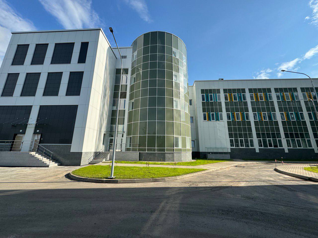 Научно-хранительский центр Кунсткамеры в Приморском районе ввели в эксплуатацию Комплекс включает два корпуса: административный и хранительский. В первом откроют выставочные пространства, читальные залы, библиотеки и архивы, музейный магазин. Во втором — реставрационные лаборатории, смотровые, подсобные помещения для работы с документами и экспонатами. Подробнее