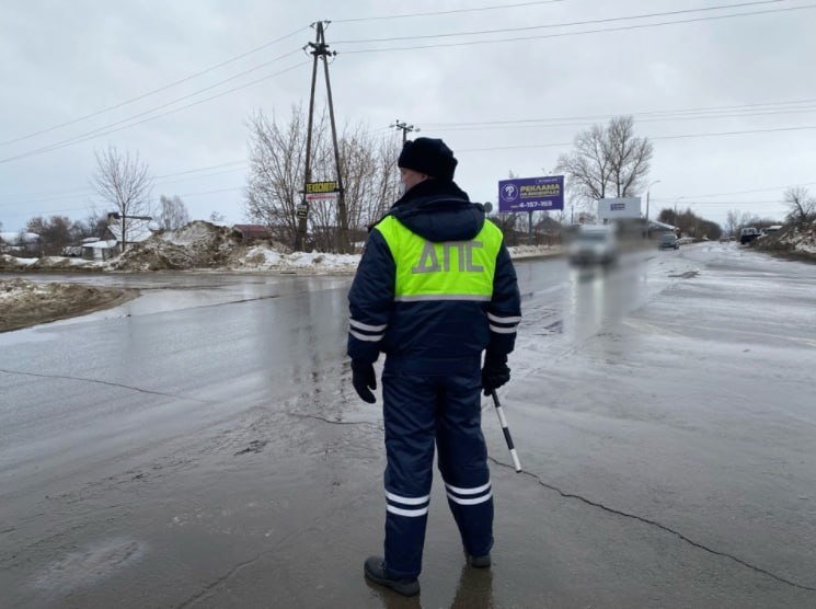 Более 250 пьяных водителей задержали на нижегородских дорогах за прошлую неделю   Из них около 30 человек повторно сели за руль нетрезвыми, сообщили в полиции.  Еще более 100 водителей ездили без прав.  Всего с 3 по 9 марта в ДТП на территории Нижегородской области погибли четыре человека, еще 68 пострадали, в том числе один ребенок.    ГУ МВД по Нижегородской области    Прислать новость