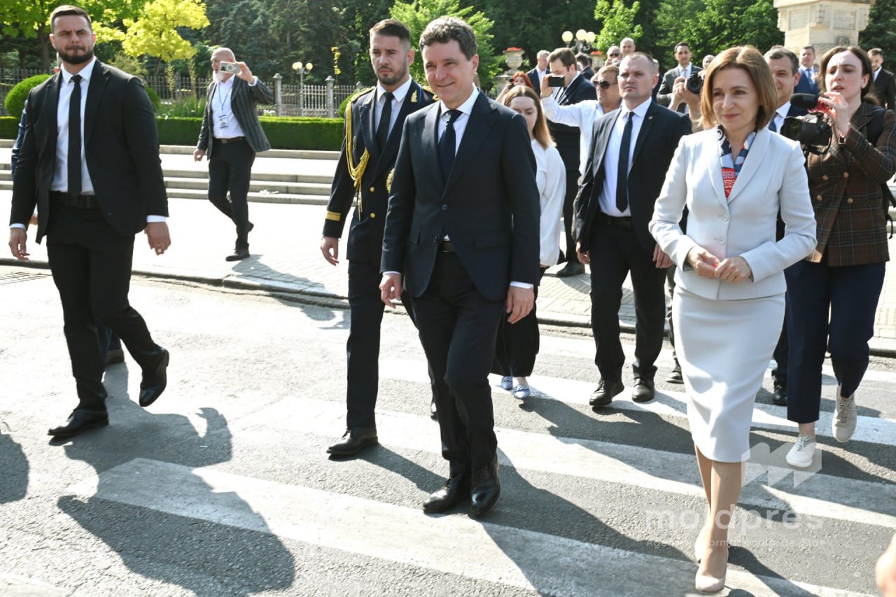 В Одессе проходит саммит Украина — Юго-Восточная Европа Саммит созвал президент Владимир Зеленский. На мероприятие прибыли главы Молдовы и Румынии Майя Санду и Никушор Дан. Кроме них, на саммите присутствуют президент Черногории, а также премьер-министры Хорватии и Греции. Лидеры обсуждают поддержку Украины, санкции против России и ход мирных переговоров между Киевом и Москвой.