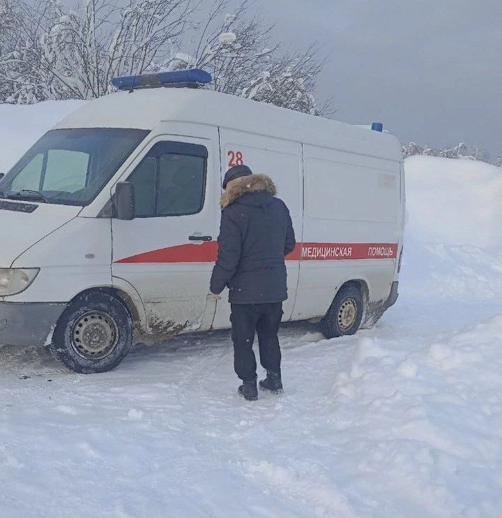 В Пермском крае скорая, спешившая с пациентом в реанимацию, застряла в сугробах. Инцидент произошел в Гремячинске, где недавно уже происходила подобная ситуация — тогда скорая не смогла подъехать к дому, где проживала 93-летняя женщина.    По информации Ura.ру, машину экстренной службы пришлось вытаскивать из снега с помощью УАЗа.   ЧП Пермь    Прислать новость