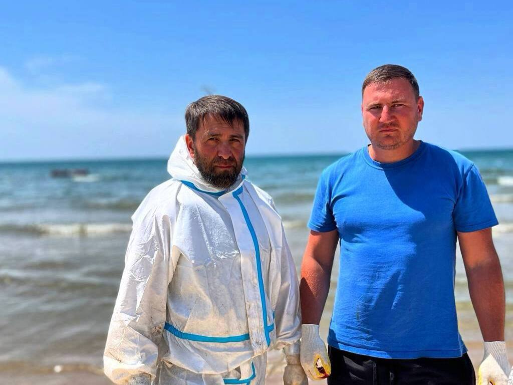 Собиравшие мазут водолазы вытащили из воды тонувшую женщину Все произошло утром 16 июля недалеко от реки Можепсин, где отдыхающие обнаружили бездыханное тело. По словам очевидцев, тонущую даму заметили случайно и сразу же позвали на помощь сотрудников МЧС, которые в тот момент занимались очисткой береговой линии. На зов откликнулись Игорь Леденов и Тагир Мехдиев из Северо-Кавказского спасотряда. Спасатели немедленно начали проводить реанимационные мероприятия, в частности, сделали сердечно-легочную реанимацию. Благодаря их оперативным действиям, женщина снова начала дышать. К спасательной операции присоединился и водолазный врач, который помог стабилизировать состояние пострадавшей. Сразу после оказания первой необходимой помощи, женщину передали врачам скорой помощи, которые доставили ее в больницу для оказания дальнейшей медицинской помощи.