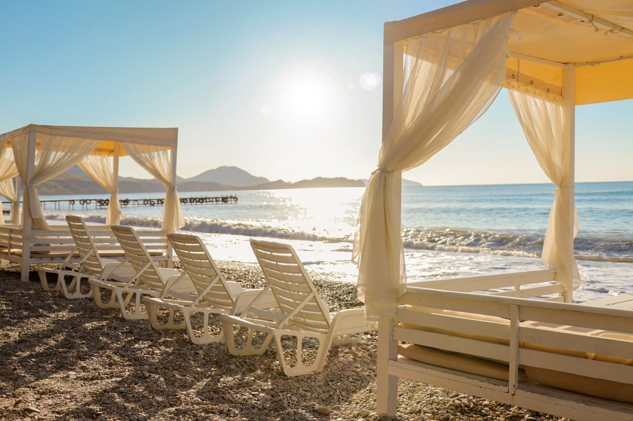 Пляжи один из основных рекреационных ресурсов Крыма В преддверии летнего сезона в регионе развернута планомерная работа по подготовке пляжных территорий В 2025 году в Крыму функционировал 351 пляж что на 20 объектов больше по сравнению с 2024 годом При этом особое внимание было уделено доступности отдыха на 78 пляжах созданы комфортные условия для маломобильных граждан Ожидается что в предстоящем курортном сезоне в Крыму будет работать не менее 350 пляжей На сегодняшний день муниципалитетами ведется работа по заключению договоров благоустройства территорий предназначенных для купания и отдыха Кроме того к началу летнего туристического сезона в рамках Республиканской адресной инвестиционной программы планируется завершить капитальный ремонт берегоукрепительных сооружений санаториев Карасан и Утес в пгт Партенит а также сооружения на участке от санатория Россия до санатория Черноморье в Ялте В результате будет обеспечена защита прибрежных территорий обновлены пляжные зоны и покрытие набережных В рамках реализации госпрограммы Социально экономическое развитие Республики Крым и г Севастополя была осуществлена реконструкция набережной им Терешковой в Евпатории ставшая новой визитной карточкой города Также до начала высокого сезона планируется завершить реконструкцию набережной в пгт Коктебель На данный момент объект технически готов на 77 Системная подготовка туристической инфраструктуры будет продолжена