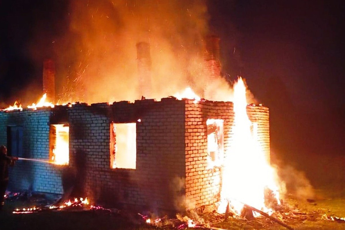 Пять смолян погибли в огне из-за неисправности печей  За девять месяцев 2024 года на территории Смоленской области произошло 138 пожаров, причина которых — неисправность печей и нарушение правил их эксплуатации. Как рассказали в пресс-центре регионального ГУ МЧС, это привело к гибели пяти смолян. Еще трое получили ожоги.  Основными причинами подобных возгораний становятся:  - искры, вылетающие через трещин в печи, - использование горючих и легковоспламеняющихся жидкостей, которые могут привести к вспышкам пламени, - выпадение горячих углей, - отсутствие дымохода, - оставленная без присмотра топящаяся печь.  Для того чтобы избежать трагедии, сотрудники МЧС рекомендуют соблюдать простые правила. Прежде всего, перед началом отопительного сезона необходимо прочистить дымоход от сажи. Также следует замазать строительным раствором трещины и обязательно использовать предтопочный лист.  Прекращать топить печь нужно за два часа до сна, а доверять ее ремонт — только профессионалам. Еще один совет — не сушить на печи одежду.