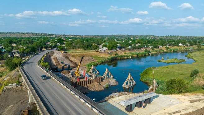 Марат Хуснуллин: Готовность трёх мостов ведущей к морю трассы Донецк – Новоазовск – Седово в ДНР составляет 50%  Стройкомплекс России содействует росту туристической привлекательности воссоединённых регионов, делая дороги к морю удобными, комфортными и безопасными. Так, в ДНР восстанавливают более 100 км трассы Донецк – Новоазовск – Седово, включая три моста общей протяжённостью порядка 170 м, сообщил Заместитель Председателя Правительства Марат Хуснуллин.  «Развитая дорожная сеть становится драйвером роста туристического потенциала воссоединённых регионов, стимулируя прогресс смежных отраслей. В этом контексте дороги, ведущие к морю, играют немаловажную роль. Например, автодорога Донецк – Новоазовск – Седово – это один из основных туристических маршрутов в ДНР, который обеспечивает подъезд к курортам Азовского моря. Специалисты приводят в нормативное состояние свыше 100 км этой трассы, в том числе три моста. Сейчас их готовность составляет 50%», – рассказал вице-премьер.  Работа ведётся под контролем специалистов ГК «Автодор». Её завершение запланировано на конец 2025 года.  «Приводим в порядок три моста, имеющие стратегическое значение для региона. Все они обладают своими особенностями. Благодаря искусственным сооружениям через балку Широкую, реки Берестовую и Кальмиус обеспечивается транспортная доступность территорий и бесперебойное движение. На сегодня мы выполнили значительный объём работ, включая устройство свайного поля, тампонажного слоя, ростверков, стоек, ригелей и не только. Сейчас на этих объектах выполняем армирование межбалочных швов, отсыпку конусов, готовим поверхности для нанесения гидроизоляции, впереди ещё много работ», – отметил глава госкомпании «Автодор» Вячеслав Петушенко.  Источник: