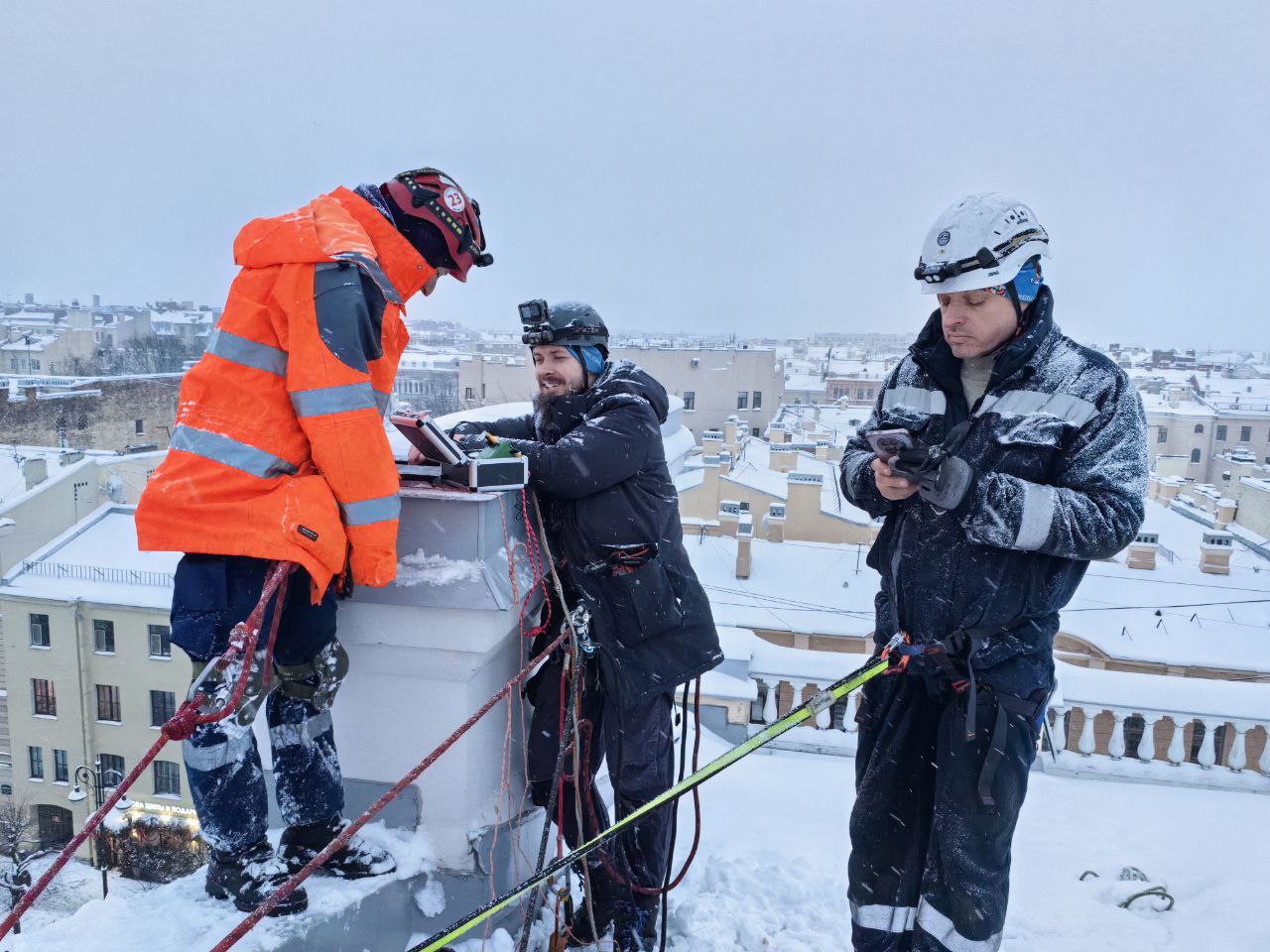 Достать кота из дымохода на улице Чайковского пятый день пытаются волонтеры животное в ловушке с конца декабря 29 декабря рыжий кот принесенный на передержку спрятался в дымоходе старинного камина в доме 1897 года постройки на улице Чайковского Заявку на его спасение добровольцы из организации Кошкиспас получили 3 января и сразу прибыли на место Они спустили камеру по шахте и увидели животное Сама шахта уходит вниз к квартирам где нет каминов а значит и доступа к ней Волонтеры смогли получить от жильцов дома ключ от чердака но к тому моменту кот скрылся в горизонтальной нише шахты и больше не показывался Другие попытки До 6 января волонтеры каждый день работали на морозе на скользкой крыше Пытались спускать в шахту приманку в виде корма чтобы подцепить кота специальной петлей но лакомство кота не заинтересовало Пытались договориться с жительницей квартиры за стеной которой находится кот но она реагировала агрессивно Из квартиры не достать соседи сумасшедшие а на крыше очень скользко описывает ситуацию волонтер на видео с места событий Сегодня 7 января волонтеров впустили в квартиру соседи еще одним этажом ниже и разрешили проделать отверстие в своей стене и в шахте По расчетам оно должно оказаться всего на полметра ниже того места где сидит кот Шахту еще ниже спасатели планируют перекрыть чтобы кот смог выбраться самостоятельно Кот поел А значит у него чуть больше сил и чуть больше шансов Но конечно время на исходе Фото Кошкиспас Подписывайтесь на Бумагу и предлагайте новости