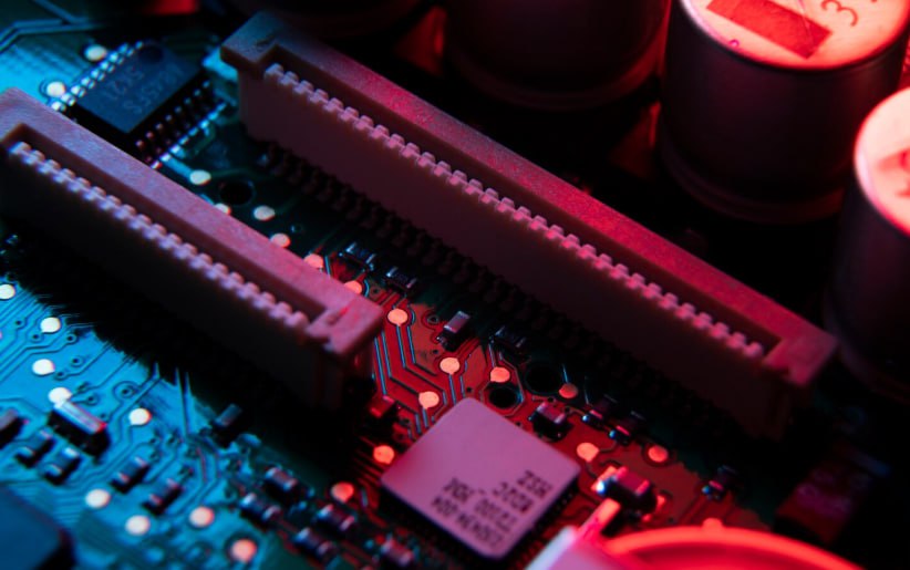 В Дагестане нашли нелегальную майнинг ферму с 9 аппаратами Сотрудники филиала ПАО Россети Северный Кавказ Дагэнерго в ходе совместного рейда с правоохранительными органами изъяли девять майнинг аппаратов Они были незаконно подключены к электросетям в поселке Шамилькала Унцукульского района В настоящее время проводится проверка устанавливаются лица причастные к организации нелегального производства Freepik