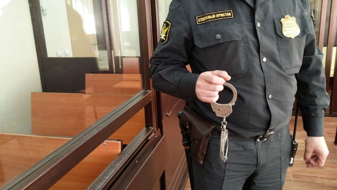 В Башкирии втрое выросло число арестов недвижимости — 335 тысяч за полгода Башкирское управление Росреестра зафиксировало резкий рост имущественных арестов: за полгода — 335 000 операций, связанных с наложением или снятием ограничений. Это в 2,5 раза больше, чем в январе–июне 2024 года. Главные причины — долги по налогам, кредитам, алиментам, ЖКХ. Ограничения накладывают суды, приставы, налоговики и таможня — данные автоматически попадают в ЕГРН. Эксперты связывают рост с активным использованием досудебного ареста активов — особенно до начала процедур банкротства. Параллельно падает число продаж залогового имущества: реализовано всего 30 объектов — вдвое меньше, чем год назад. Росреестр рекомендует следить за платежами и не игнорировать судебные уведомления.