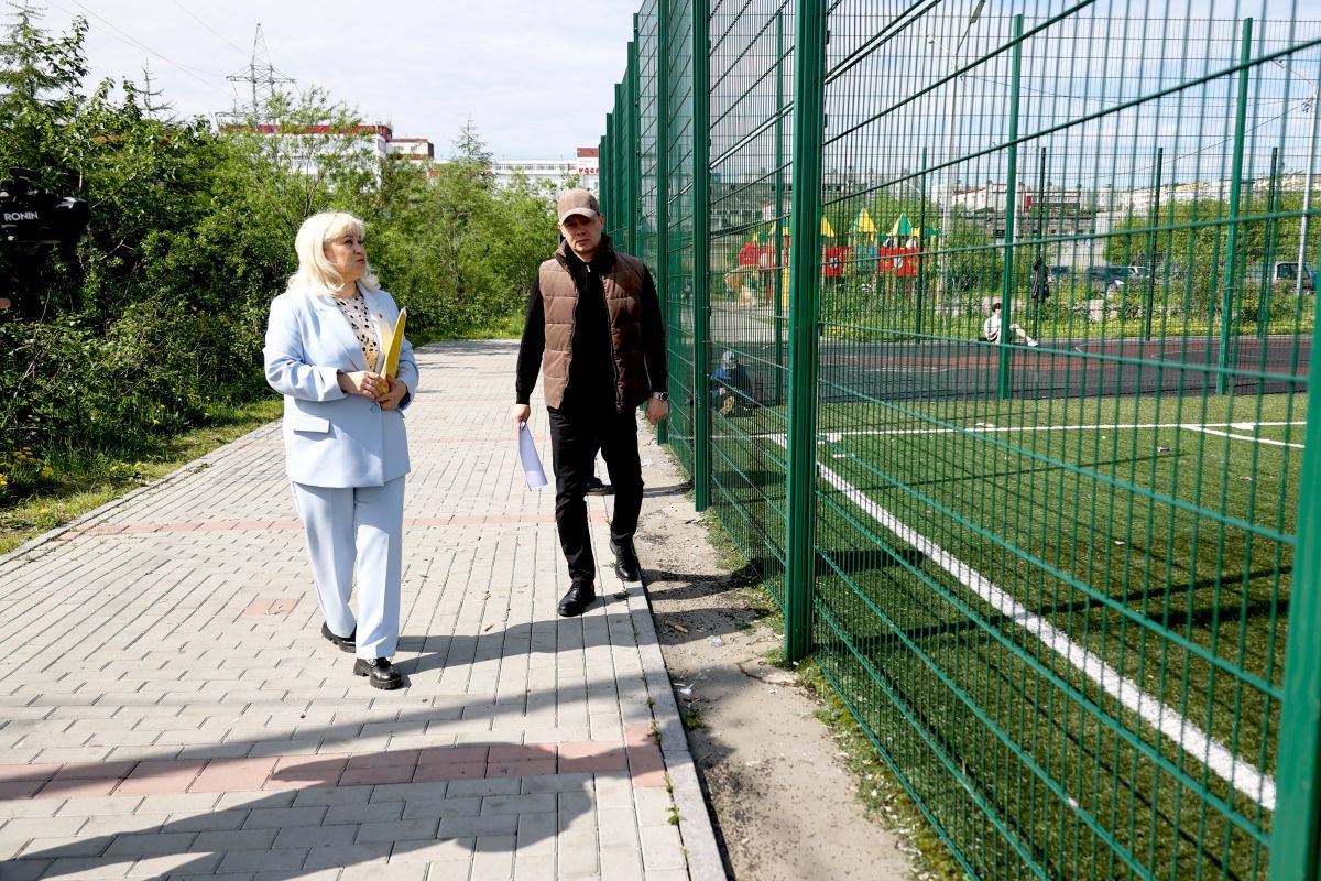 «Единая Россия» проверила состояние спортивных площадок Магадана Осмотр прошёл в рамках партийного контроля за качеством и доступностью инфраструктуры для занятий спортом Активисты партии также проинспектировали техническое состояние ворот, установленных на городском стадионе, на детских и спортивных площадках города, на территориях общеобразовательных учреждений. Всего члены комиссии осмотрели 13 футбольных площадок, включая расположенные в школах, гимназиях и лицеях. В этом году практически все проверенные конструкции оказались надежно закрепленными на травмобезопасном покрытии. Некоторые из них находятся в образцово-показательном состоянии. Вопросы у комиссии возникли к использованию переносных футбольных ворот на городском стадионе. Также в ходе проверки были выявлены отдельные недочеты: наличие следов ржавчины, отсутствие краски, неправильное крепление сетки, ее отсутствие или повреждение. Подробнее на сайте. #народнаяпрограмма