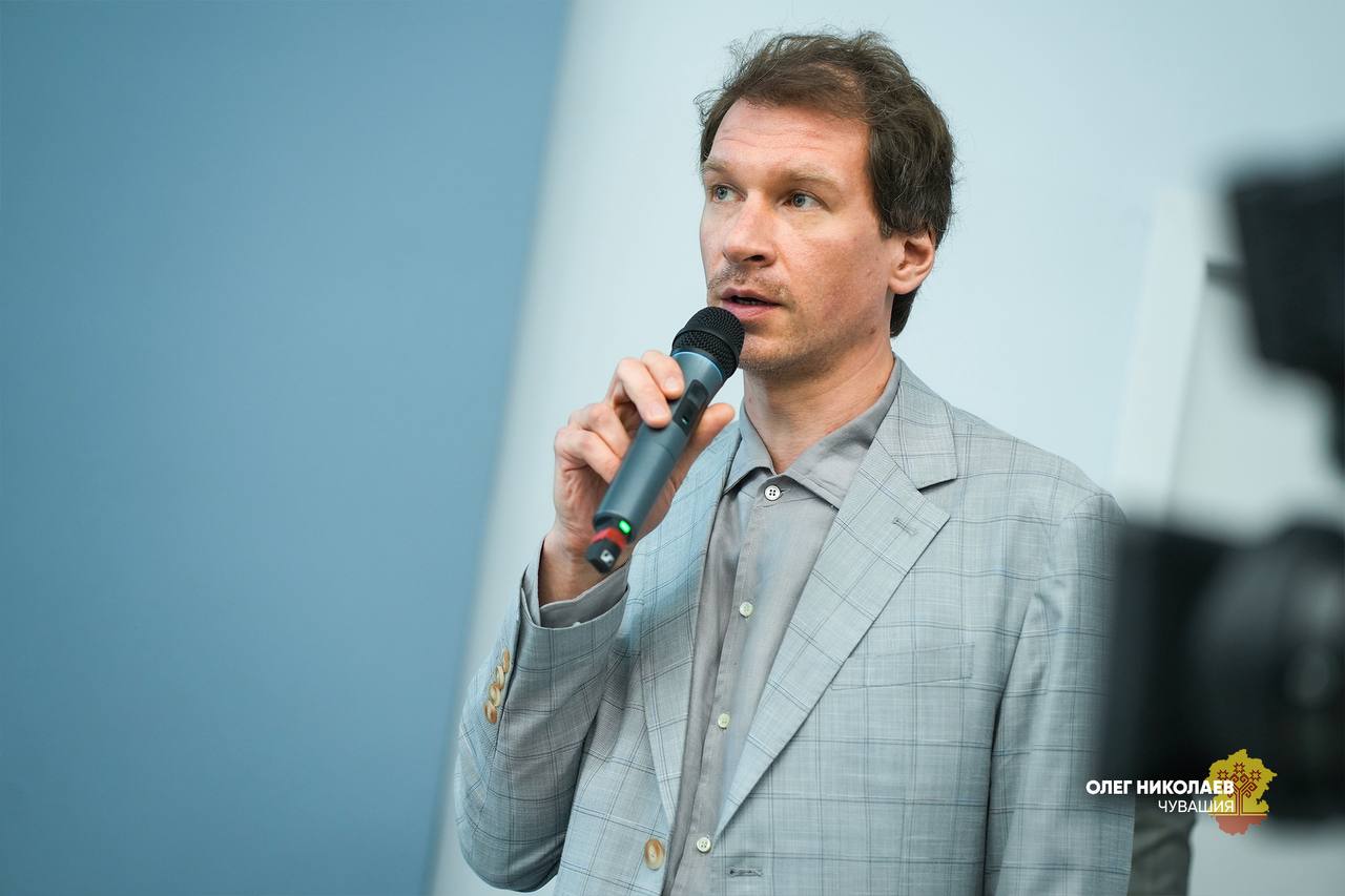 Три дня интенсивной работы проектных команд по созданию межвузовского кампуса в Чебоксарах завершены. Лично возглавил итоговую стратегическую сессию, чтобы вместе с правительством, индустриальными партнёрами и ректорами крупнейших вузов региона определить ключевые направления развития. Мы выбрали специализации кампуса, исходя из потребностей экономики региона: электротехника, машиностроение, химия и новые материалы, агропромышленный комплекс, информационные технологии. Уверен, кампус станет драйвером роста, источником инноваций и площадкой для раскрытия человеческого потенциала. Выражаю искреннюю благодарность всем экспертам, спикерам и участникам стратегической сессии. Ваша вовлеченность и профессионализм важны для нашего общего дела. Благодаря совместным усилиям мы сможем достичь выдающихся результатов.