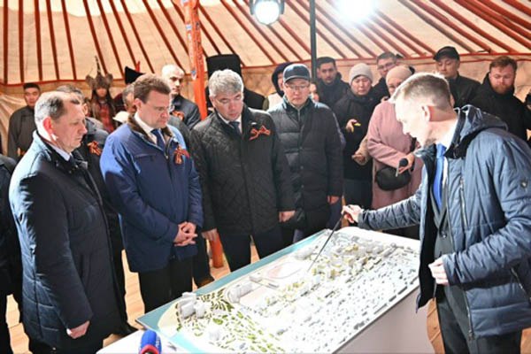 В центре столицы Бурятии капсулу времени с посланием потомкам на торжественной церемонии заложили министр по развитию Дальнего Востока и Арктики Алексей Чекунков, глава Бурятии Алексей Цыденов и мэр Улан-Удэ Игорь Шутенков. Это событие положило начало строительству жилого квартала «Улаан Хото» в рамках комплексного развития территорий. Проект входит в мастер-план развития Улан-Удэ, реализацию которого поддержал президент России Владимир Путин. - Мастер-план Улан-Удэ одобрен президентом России. Все необходимые решения приняты правительством. Утверждён долгосрочный комплексный план развития города. Рассчитываем то, что мы видим сегодня в виде макета, быстро вырастет в камне, бетоне, стекле, в виде красивых благоустроенных территорий. И город заиграет новыми красками, даст новое качество жизни людям, комфортную среду детям, молодёжи. Здесь жить должно быть не просто комфортно, но ещё интересно, - отметил министр по развитию Дальнего Востока и Арктики Алексей Чекунков.