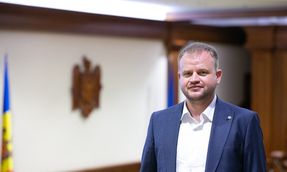 Новым вице-премьером и политическим представителем РМ на молдо-приднестровских переговорах станет депутат правящей в Молдове партии «Действие и солидарность» Роман Рошка, пишут молдавские СМИ. Он заменит Олега Серебряна, который был назначен послом Молдовы в Турции. Фото: laf.md.