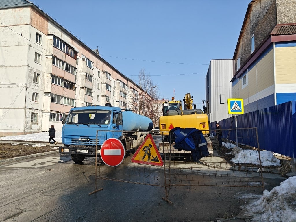 Участок проезда за домом №237Б на Комсомольской в Южно-Сахалинске закрыт на два дня из-за аварийных работ  Бригада "СКК" планирует завершить их к вечеру 13 марта, сообщили специалисты.    Объезд возможен через Емельянова и пр. Ждакаева. Водителей просят заранее продумывать маршрут.  Фото:     SakhalinMedia   Прислать новость