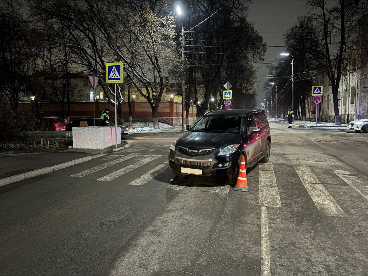 В Орле на пешеходном переходе сбили двоих пешеходов.   ДТП произошло накануне вечером на улице 7 Ноября.  Согласно сводке орловской ГАИ, женщина за рулем Хавал Н5 при повороте не пропустила двоих  пешеходов, которые шли по нерегулируемому переходу.  В итоге 82-летняя женщина госпитализирована, 60-летний мужчина осмотрен медиками и отпущен домой.   фото: Орловской ГАИ