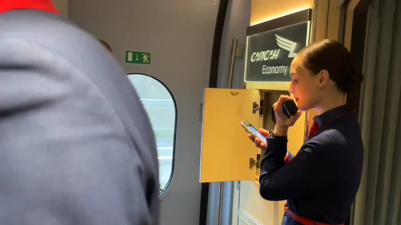 Романтическое предложение в поезде Сапсан: проводница Карина Дементьева сказала 'Да'