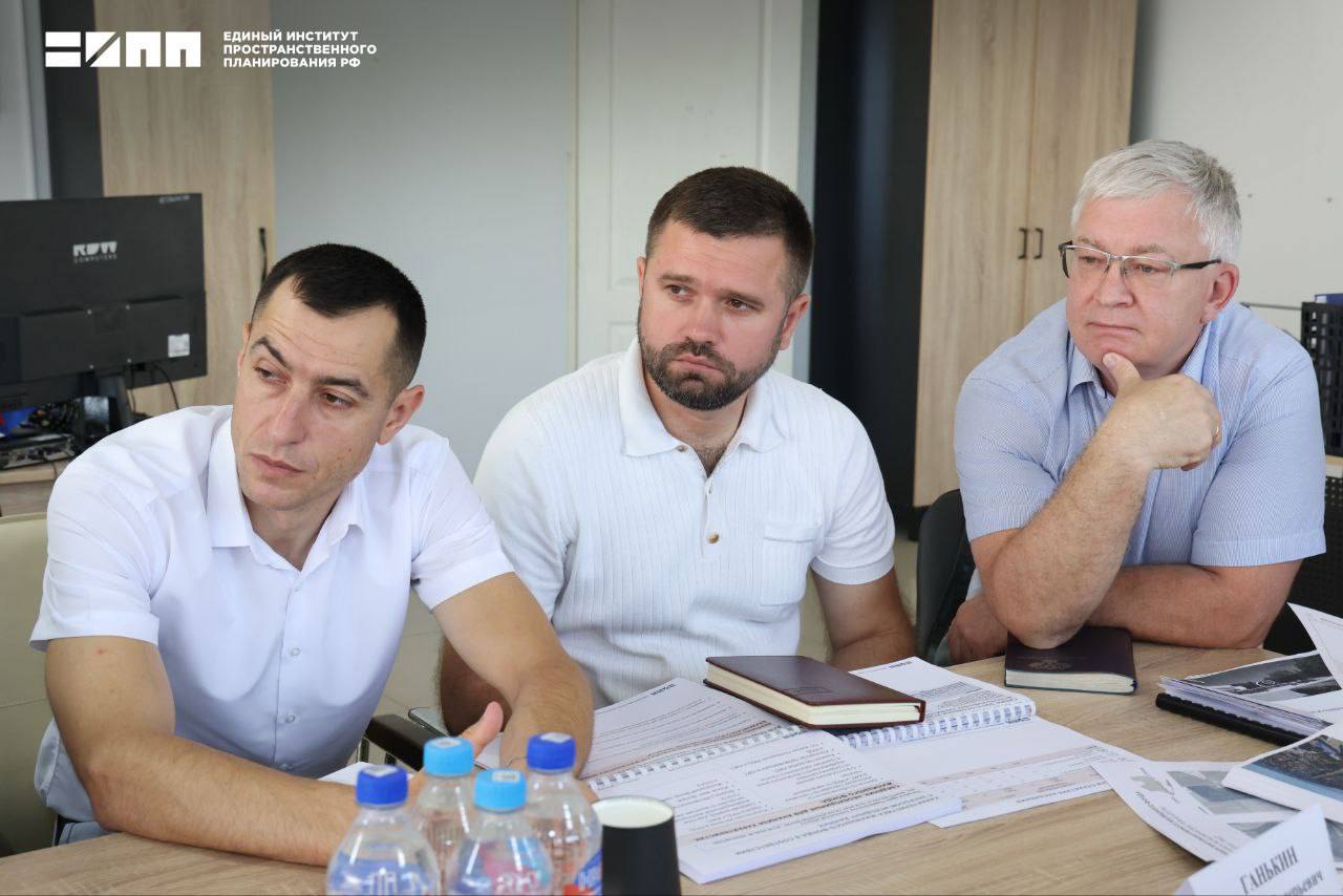 В Херсонской области состоялось совещание по перспективам развития Скадовского округа В Скадовске состоялось заседание, на котором обсуждались ключевые вопросы социально-экономического и градостроительного развития муниципального округа. Под руководством Дины Саттаровой, директора Единого института пространственного планирования РФ, и с участием представителей правительства региона, министра экономического развития Херсонской области Эрвина Мусаева и главы Скадовского округа Александра Дудки, собравшиеся эксперты и представители местных властей рассматривали развитие и улучшение транспортной инфраструктуры. В частности, акцент был сделан на развитии морских перевозок и малой авиации, что, в свою очередь, способствует росту туристической привлекательности региона. Также было уделено внимание созданию транспортно-логистического терминала на севере округа. Кроме того, обсуждены планы по жилищному строительству, включая строительство многоквартирных домов и развитие индивидуального жилого строительства. Рассмотрены предложения по созданию туристического комплекса в Лазурном и развитию туристического кластера вдоль побережья. В рамках программы предполагается также создание индустриального парка, ориентированного на переработку сельскохозяйственной продукции. Единый институт пространственного планирования РФ с 2022 года успешно работает над проектами генеральных планов и архитектурных концепций для различных муниципалитетов Херсонской области, включая запланированную разработку схемы территориального планирования на 2025 год. Сайт ВК ОК #Администрация_Херсонская_область