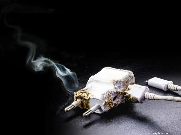 Оставленный в розетке зарядный блок способен стать причиной возгорания Даже высококачественные устройства постепенно теряют свою работоспособность при постоянном подключении к сети что в конечном итоге может привести к перегреву и короткому замыканию При наличии старой электропроводки или ненадежных розеток вероятность возникновения пожара значительно возрастает Предупреди близких Читайте нас в MAX Подписаться на канал