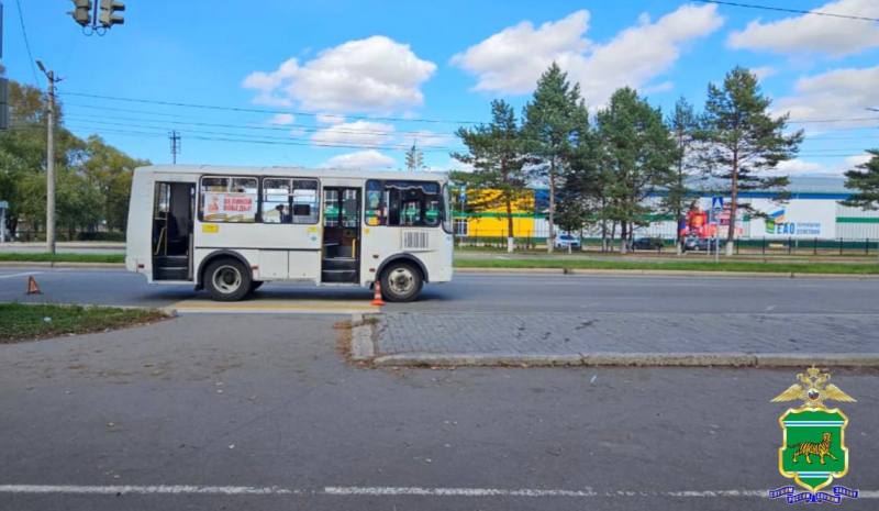 Пассажирский автобус сбил 12 летнего ребенка на зебре в Биробиджане Вчера 2 октября в 13 30 в районе дома 80 по улице Пионерская г Биробиджан водитель автобуса ПАЗ 32054 осуществил проезд регулируемого пешеходного перехода на запрещающий сигнал светофора жёлтый в результате чего совершил наезд на несовершеннолетнего пешехода мальчик 12 ти лет В результате ДТП пешеход получил телесные повреждения доставлен в ОГБУЗ Областная больница г Биробиджан не госпитализирован Max ВK ОK Telegram Прислать новость