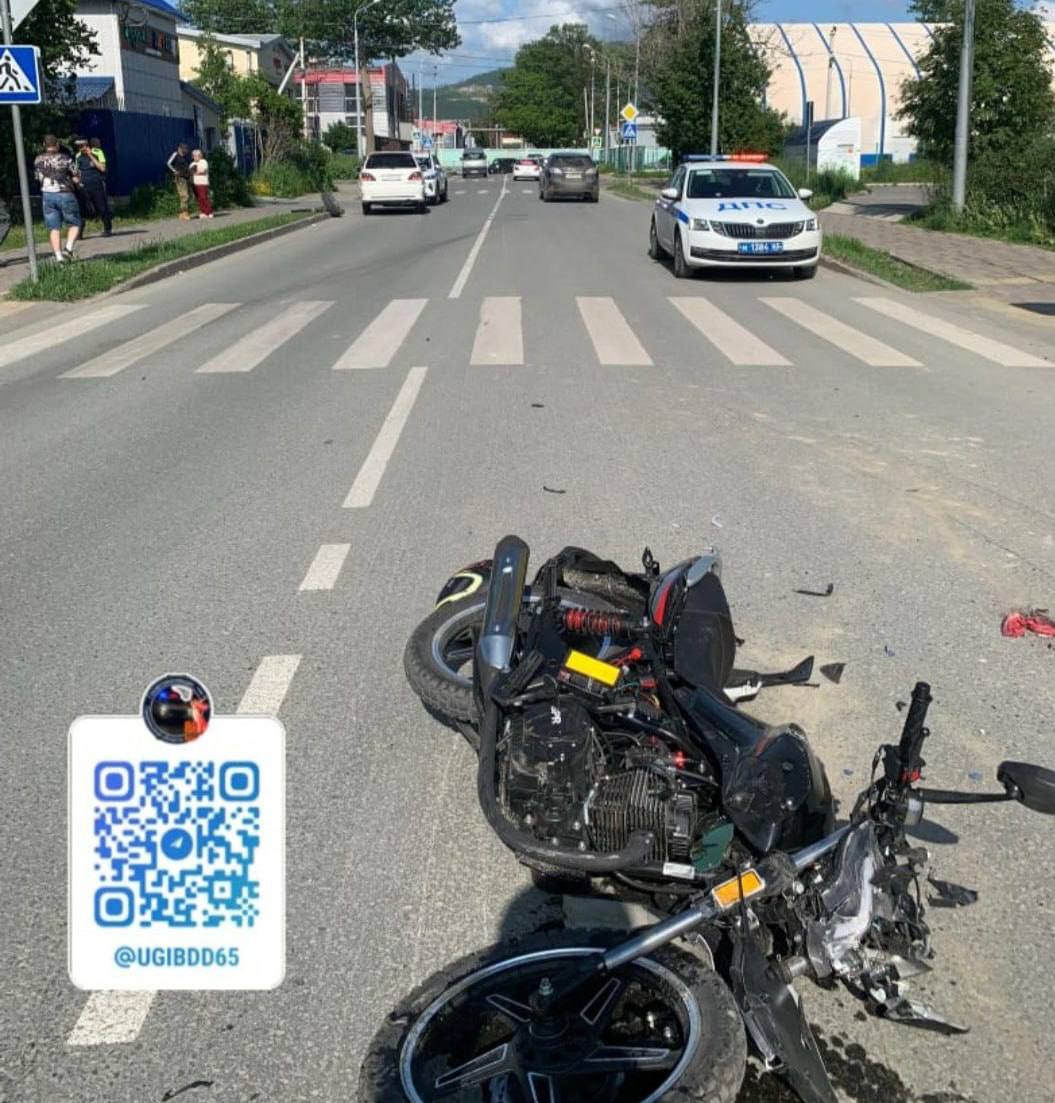 Двое молодых сахалинцев на мотоцикле попали в серьёзное ДТП Происшествие случилось в областном центре на перекрёстке Деповской и Южно-Сахалинской - байкер не уступил дорогу кроссоверу. В ГАИ Сахалинской области сообщили, что аварию зарегистрировали 18 июня в 16:30. За рулём мотоцикла Staho SPR находился 18-летний водитель. "Двигаясь в южном направлении по улице Южно-Сахалинской, он не уступил дорогу Toyota Harrier и столкнулся с кроссоверов. Водитель мотоцикла и его 18-летний пассажир получили травмы", - отметили в ведомстве. Как стало известно “Точке отсчёта”, по предварительным данным, водитель байка получил открытый перелом ноги. По факту ДТП проводят проверку.