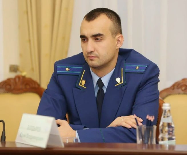 Зампрокурора Воронежа Юрий Болдырев возглавил ведомство в Железнодорожном районе  Приказом Генерального прокурора Российской Федерации от 1 августа 2025 года Юрий Болдырев, советник юстиции, назначен на пост прокурора Железнодорожного района города Воронежа. В связи с новым назначением он освобожден от должности заместителя прокурора города Воронежа.  Юрий Болдырев, родившийся в 1987 году, получил высшее юридическое образование в ВГУ. Его карьера в органах прокуратуры началась в феврале 2009 года. Он занимал должности помощника, старшего помощника и заместителя прокурора Советского района Воронежа. А с июля 2018 года стал заместителем прокурора города Воронежа.  За свои достижения и примерное исполнение служебных обязанностей он был отмечен как Генеральным прокурором Российской Федерации, так и прокурором области.   Подписывайся на «Площадь»