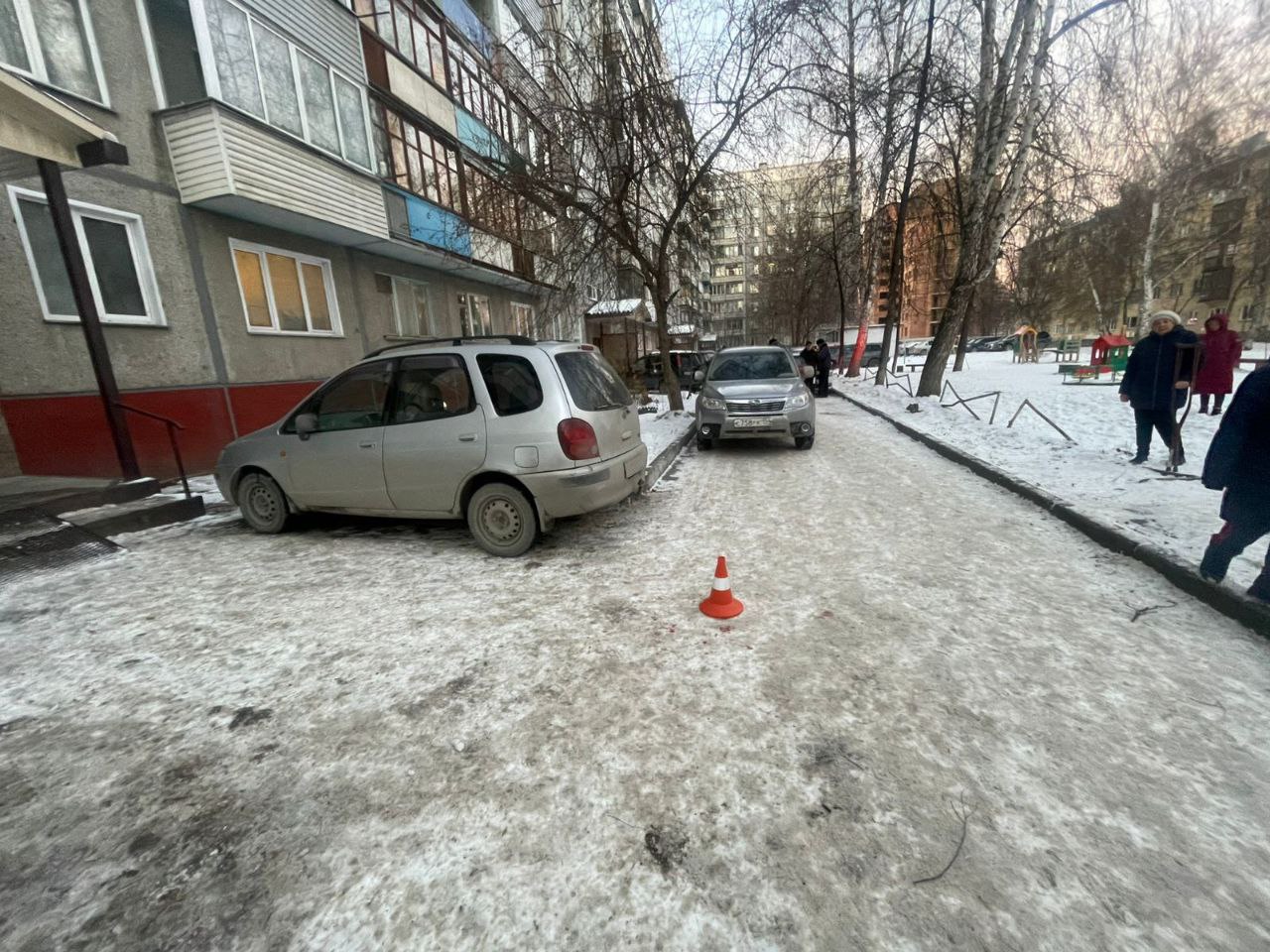 Подробности ДТП, в котором сбили женщину с ребенком.   Авария произошла 16:20 во дворе дома на Петухова, 74. 63-летний пьяный новосибирец на Subaru сдавал назад и не заметил двух пешеходов.  В результате аварии двухлетний мальчик скончался на месте, а 29-летнюю женщину доставили в больницу.   Фото и видео: ГАИ