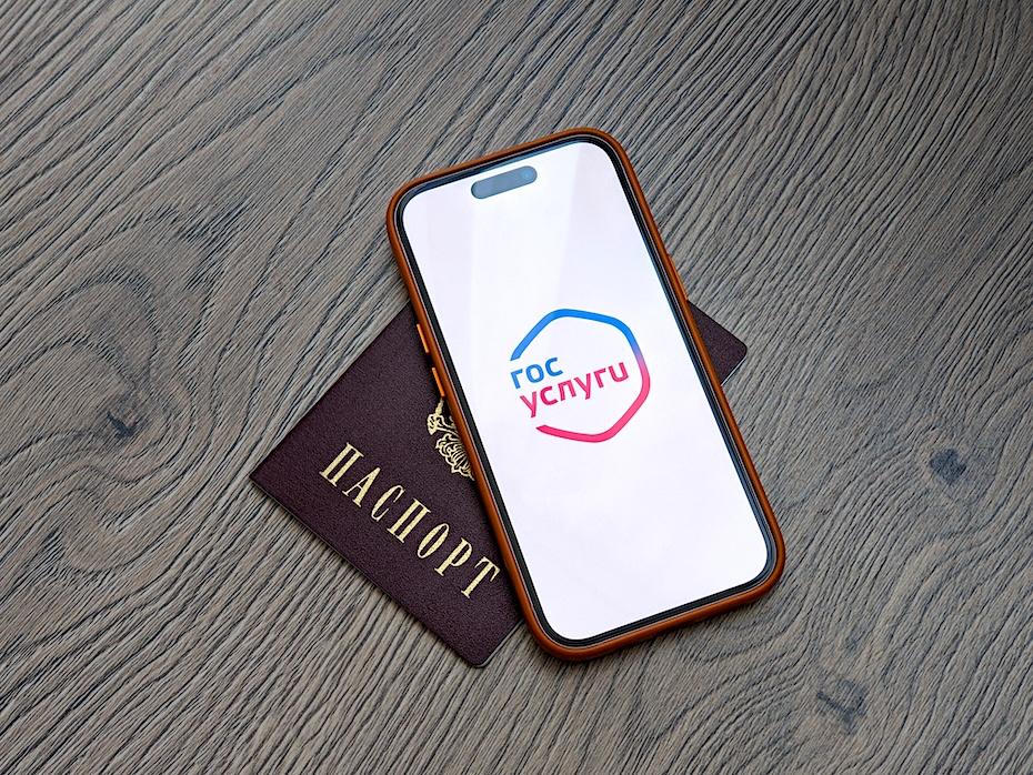 Для Госуслуг найдено два новых суперудобных применения С 27 февраля 2026 года россиянам будет доступно подтверждение личности с помощью электронного паспорта из аккаунта Госуслуг в больницах и салонах мобильной связи Всё потому что с указанной даты стартует четвертый этап выполнения мероприятий направленных на реализацию указа президента РФ Владимира Путина о цифровом паспорте Аккаунт Госуслуг полностью заменяет собой бумажный паспорт в салонах связи и больницах россияне смогут предъявлять их для оказания им услуг и подтверждения своей личности Правда есть одно условие если ранее гражданин был принят на персонифицированный учет в таких организациях iguides