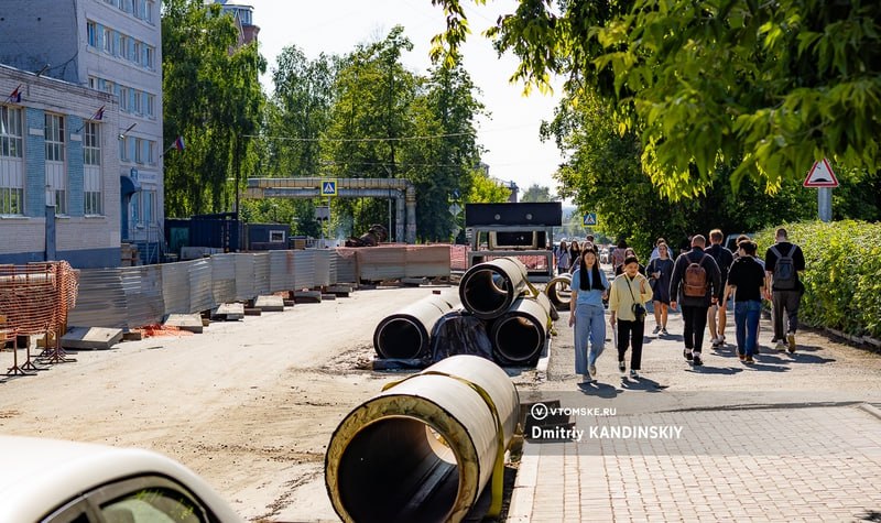 Перекресток Усова — Вершинина закроют для проезда на месяц Напомним, в середине мая был перекрыт участок улицы Усова от Красноармейской до Вершинина. Здесь «ТомскРТС» ведет реконструкцию теплотрассы. Мэрия изначально сообщала, что отрезок улицы будет перекрыт до 7 июня, а позже уточнила, что перекрытие продлено до 2 июля. Однако, как сообщили в «ТомскРТС», участок улицы Усова от Красноармейской до Вершинина останется перекрытым до 7 августа. Кроме того, 7 июля на месяц перекроют перекресток Усова — Вершинина. «Реконструкция тепломагистрали №1 в районе улицы Усова проводится в несколько этапов. На предыдущем этапе выполнения работ требовалось перекрытие движения по улице Усова со стороны улицы Красноармейской до улицы Вершинина. Сейчас для выполнения работ по реконструкции тепловой камеры в районе перекрестка улиц Усова и Вершинина будет перекрыт перекресток Усова — Вершинина со всех сторон до 7 августа», — пояснила представитель компании. #томск #новоститомска Прислать новость