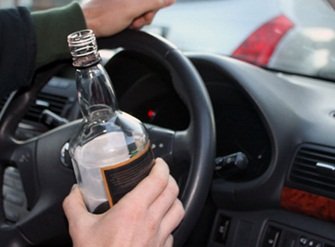 Пьяный водитель попался на обмане 2 апреля поздно вечером на улице Чапаева автомобиль "Дайхатсу Териос" врезался в снежную насыпь. Прохожий, подойдя помочь, открыл дверь и увидел нетрезвого водителя, который собирался ехать дальше. Очевидец сразу вызвал ГИБДД. Приехавшие инспекторы обнаружили, что за рулем был 40-летний местный житель. Мужчина признался, что управлял машиной, и согласился на проверку на алкоголь. Тест показал 0,82 мг/л — это в пять раз больше нормы. Водителю выписали штраф и отправили дело в суд. Но на заседании он вдруг заявил, что вообще не был за рулем — якобы спал на заднем сиденье, а машину вел какой-то незнакомец, который после аварии сбежал. Суд не поверил этой истории. Пьяного водителя оштрафовали на 45 тысяч рублей и лишили прав на 1 год и 7 месяцев. "ЧП Камчатка" Прислать новость