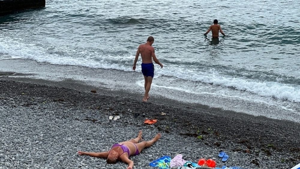 Море у побережья Ялты самое теплое в Крыму в начале октября ⁠ Температура морской воды у побережья Ялты сохраняется на уровне +24 градусов. Такие данные публикует Крымский гидрометцентр. По информации синоптиков, всего на градус холоднее море в Алуште, Евпатории и Феодосии. У берегов Севастополя +22.  Азовское море и Керченский пролив тем временем остыли до 20-ти градусов со знаком плюс. Купальный сезон в Керчи официально закрыли еще 15 сентября.  А вот на южном и западном побережье пляжи стали готовить к зиме только с 1 октября. Купальный сезон в Ялте и Евпатории традиционно длится с 1 июня по 30 сентября. После это пляжи начинают консервировать – закрывать кафе и снимать спасательные посты.  В то же время по усмотрению собственников санаториев работу пляжных зон могут продлить, ...  Подробнее>>>