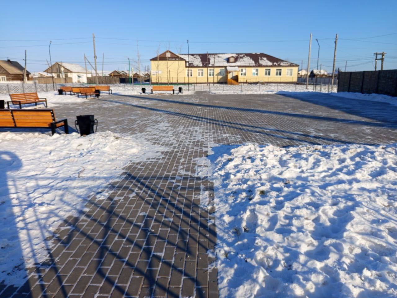 В селе Можайка благоустроили общественное пространство при поддержке «Озерного»  В с. Можайка открылось общественное пространство для отдыха местных жителей и проведения культурных мероприятий. Раньше здесь был пустырь. Средства в размере 2,9 млн рублей на софинансирование работ по его благоустройству направила компания «Озерное». Ещё 730 тыс рублей на эти цели по инициативе депутатов Народного Хурала Татьяны Баженовой и Анатолия Дымчикова выделены из республиканского бюджета.   На территории площадью порядка 1 тыс кв метров установили тротуарную плитку, скамейки, урны для мусора и металлическое ограждение, провели освещение. Для поднятия и выравнивания площади завезли 700 тонн грунта. Пространство находится в самом центре с. Можайка между школой и домом культуры. Также рядом проходит дорога к святыне Зандан Жуу Эгитуйского дацана «Дамчой Равжелинг».  «Много лет это пространство пустовало, и мы вместе с жителями решили его обустроить. Теперь это место получило красивое оформление и уже становится центром притяжения сельчан, накануне праздников мы здесь установили новогоднюю ёлку. Выражаем огромную благодарность ООО «Озерное» и нашим депутатам Народного Хурала Т.В. Баженовой и А.А. Дымчикову за поддержку», - сказал глава АМО СП «Эгитуйское» Жаргал Жигжитов.  Он также сообщил, что в 2025 году в с.Можайка планируется начало строительства нового здания администрации сельского поселения рядом с благоустроенной территорией.