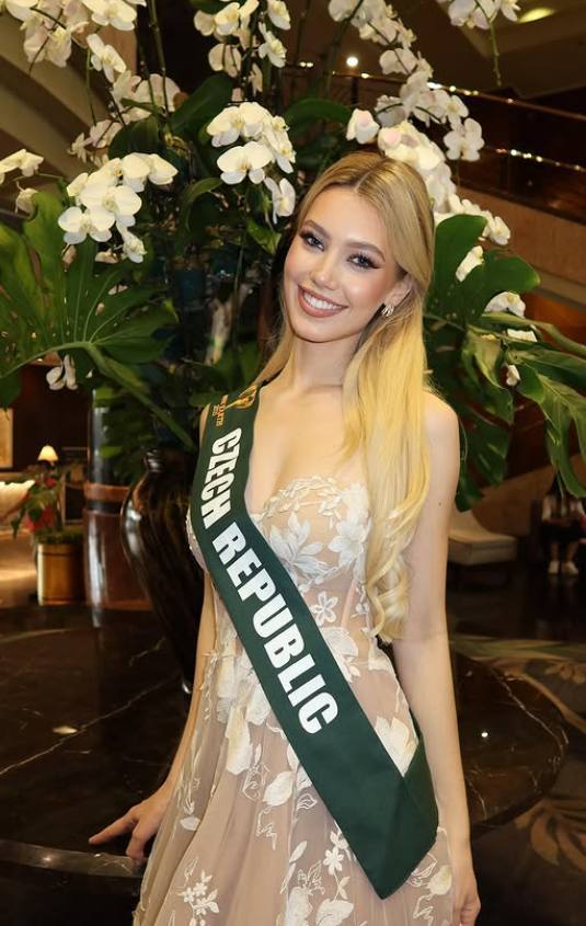 Чешская модель стала Мисс Земля 2025 21 летняя Натали Пушкинова из Чехии победила в международном конкурсе красоты который в 25 й раз прошел в столице Филиппин Маниле Россиянка Елизавета Гурьянова вошла в число 12 финалисток